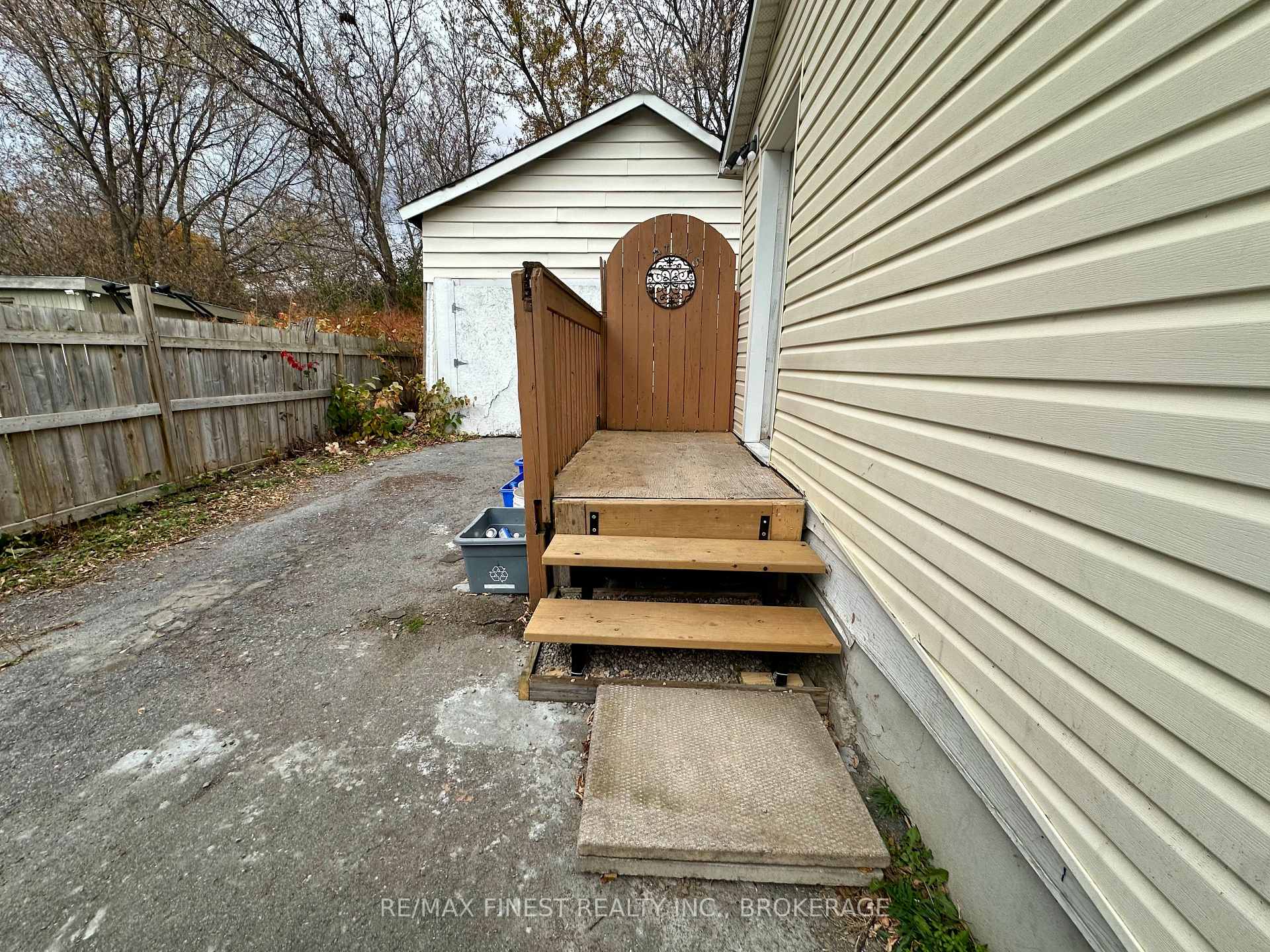 Photo 4 of 27 Hickson Avenue, Kingston, East of Sir John A. Blvd — HOMEH
