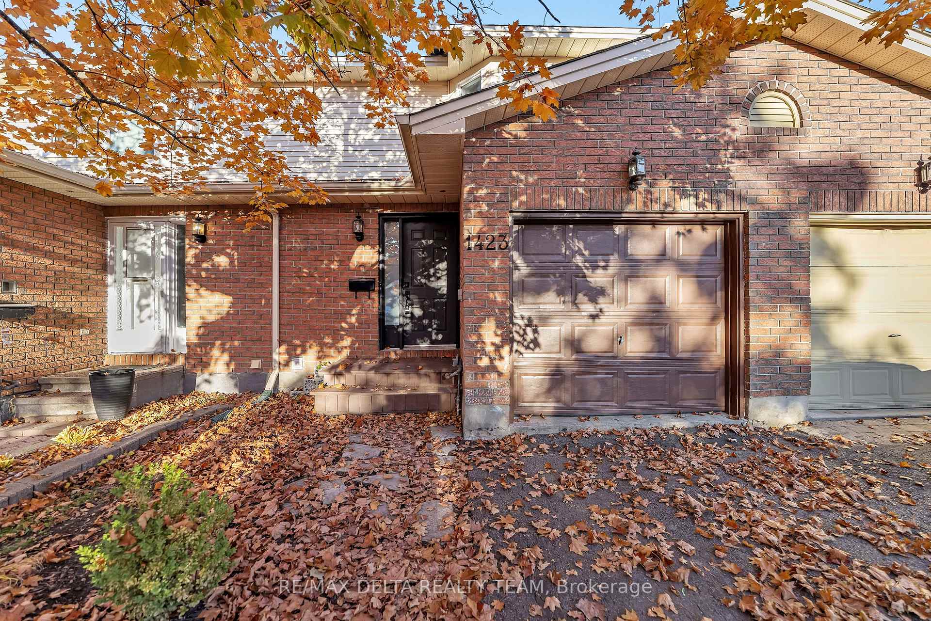 Photo 2 of 1423 Caravel Crescent, Ottawa, Bilberry Creek/Queenswood Heights — HOMEH