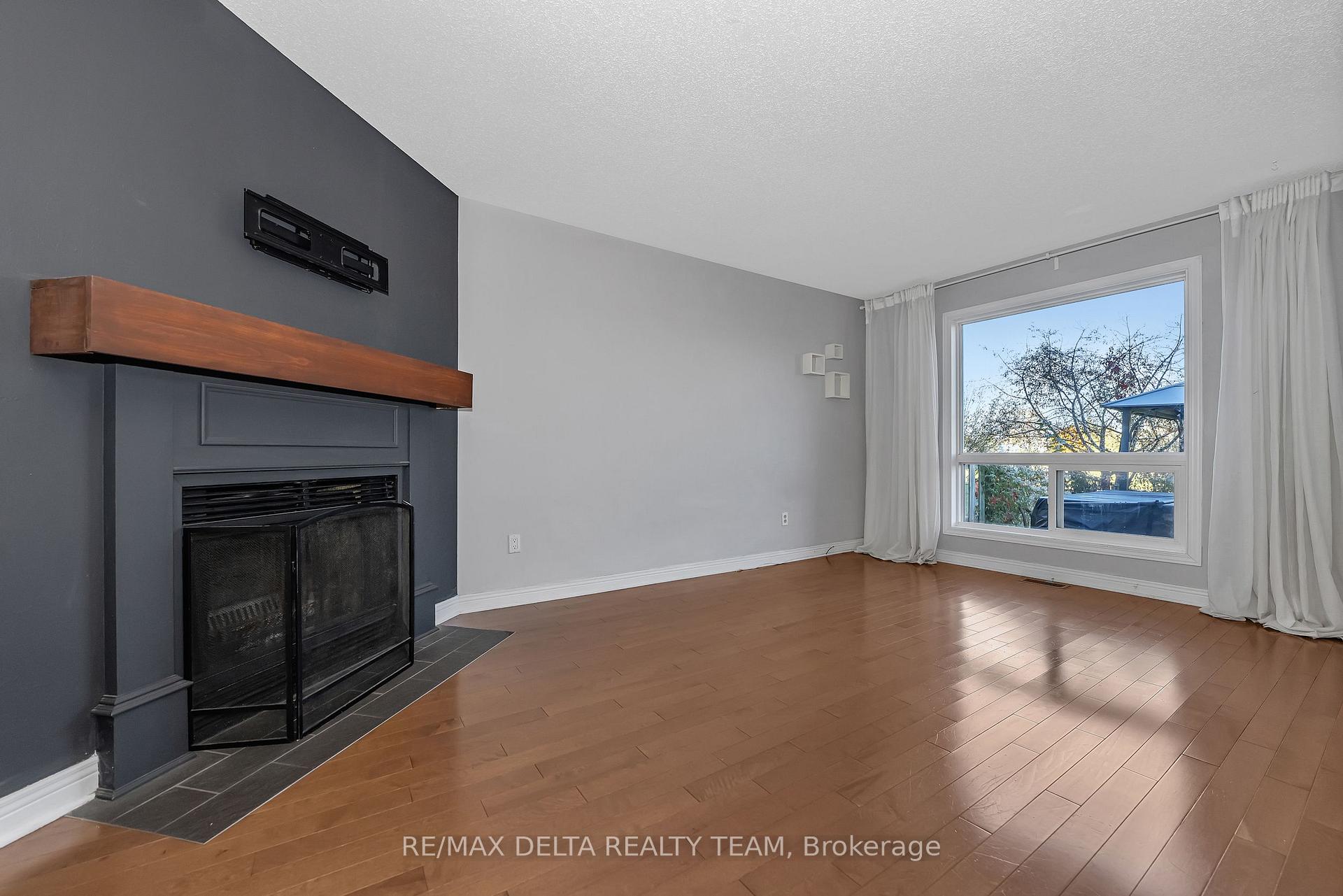 Photo 4 of 1423 Caravel Crescent, Ottawa, Bilberry Creek/Queenswood Heights — HOMEH