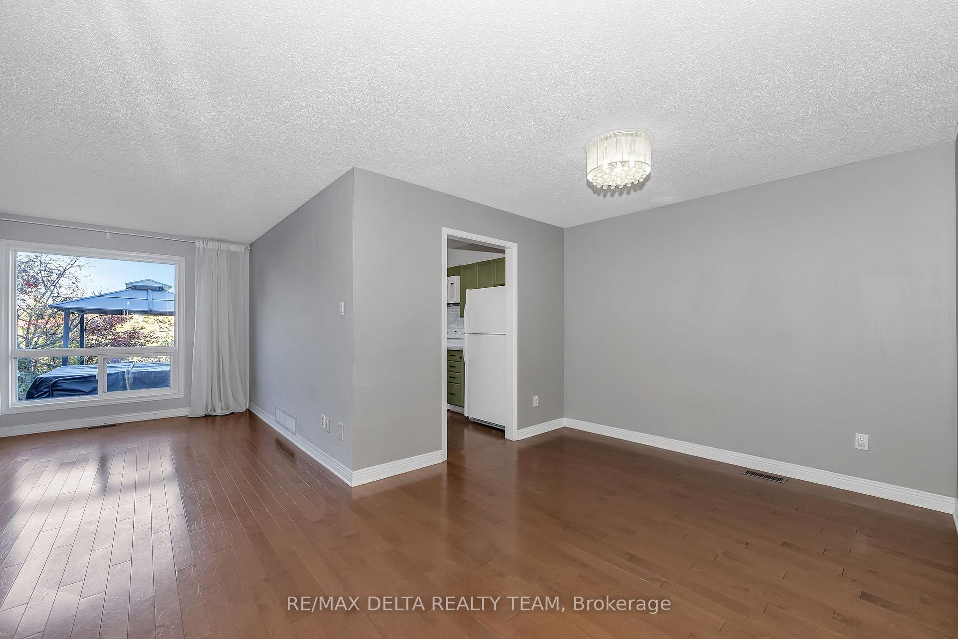 Photo 6 of 1423 Caravel Crescent, Ottawa, Bilberry Creek/Queenswood Heights — HOMEH