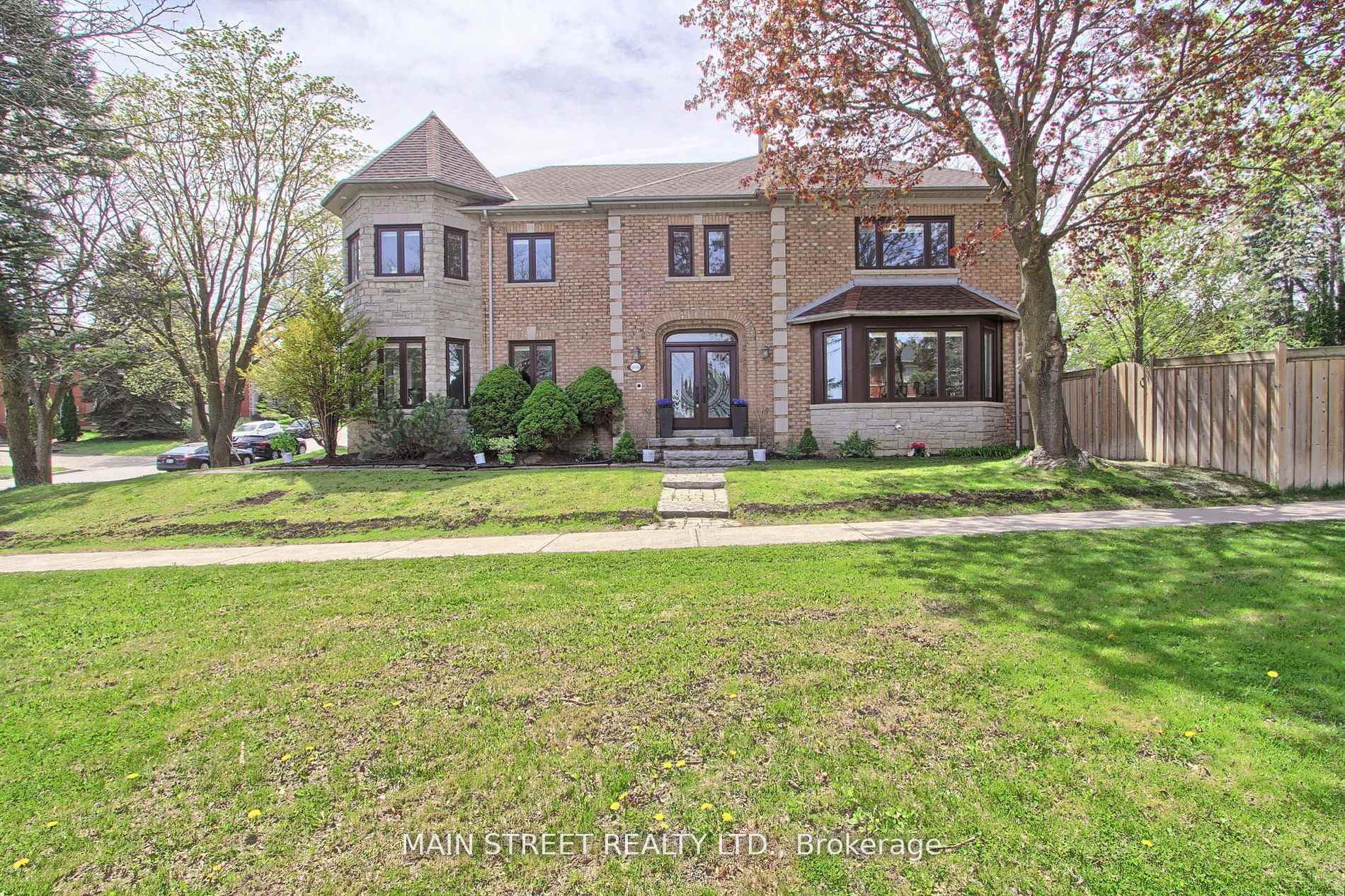 Front of 898 Stonehaven Avenue