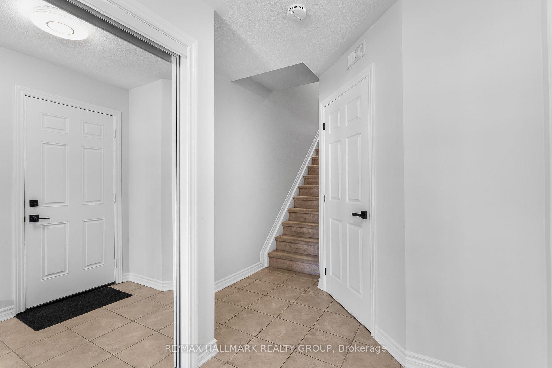 Photo 4 of 110 Sunshine Crescent, Ottawa, Notting Hill/Summerside — HOMEH