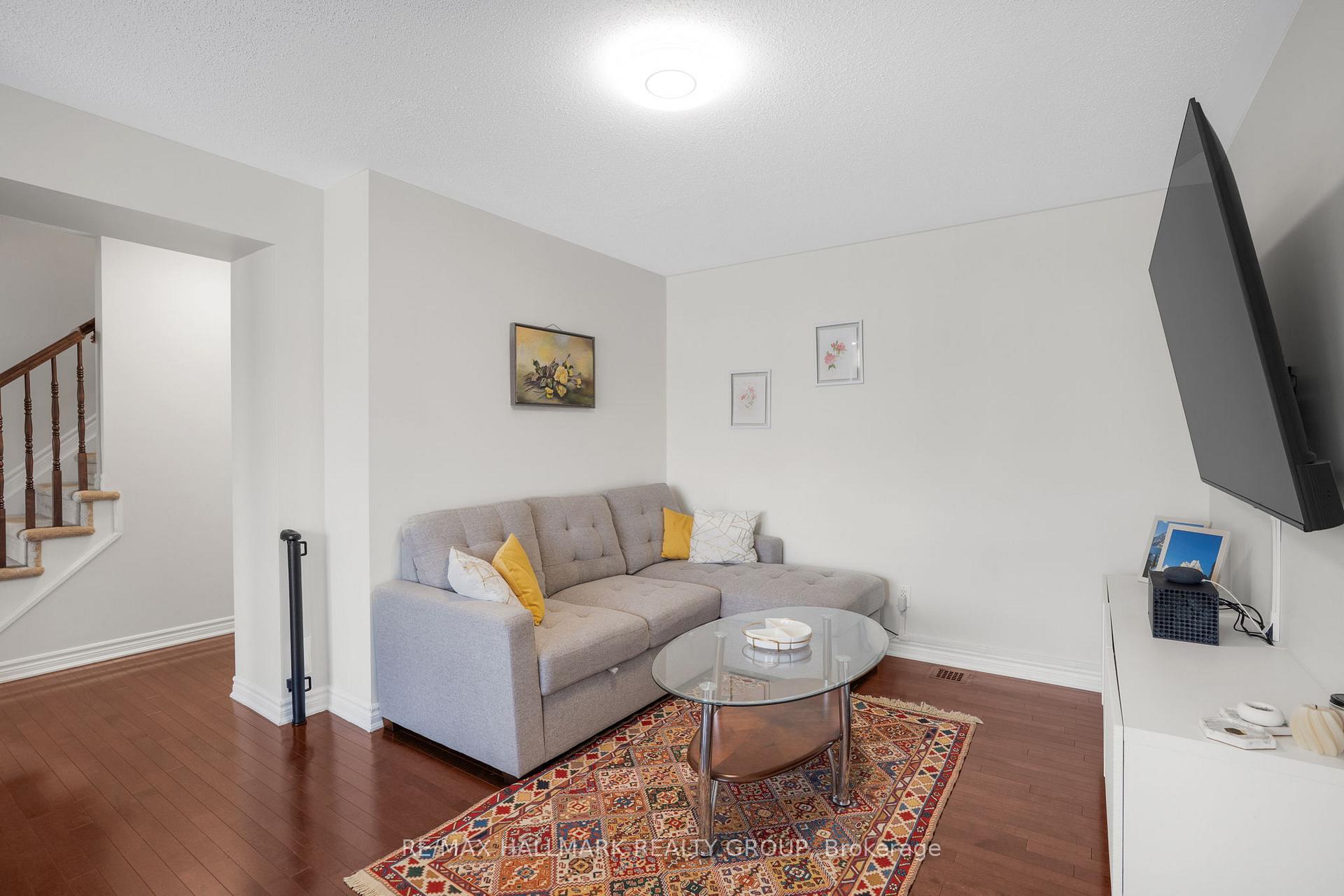 Photo 9 of 110 Sunshine Crescent, Ottawa, Notting Hill/Summerside — HOMEH