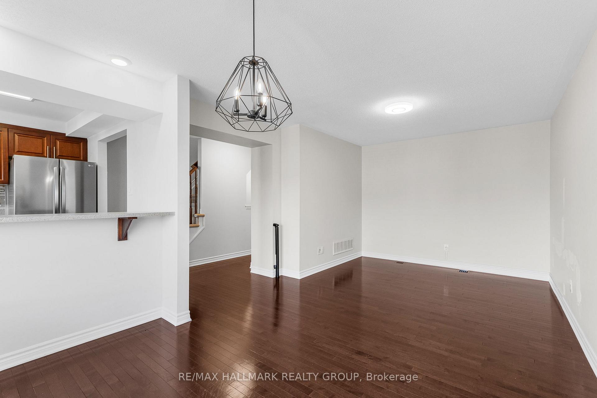 Photo 10 of 110 Sunshine Crescent, Ottawa, Notting Hill/Summerside — HOMEH
