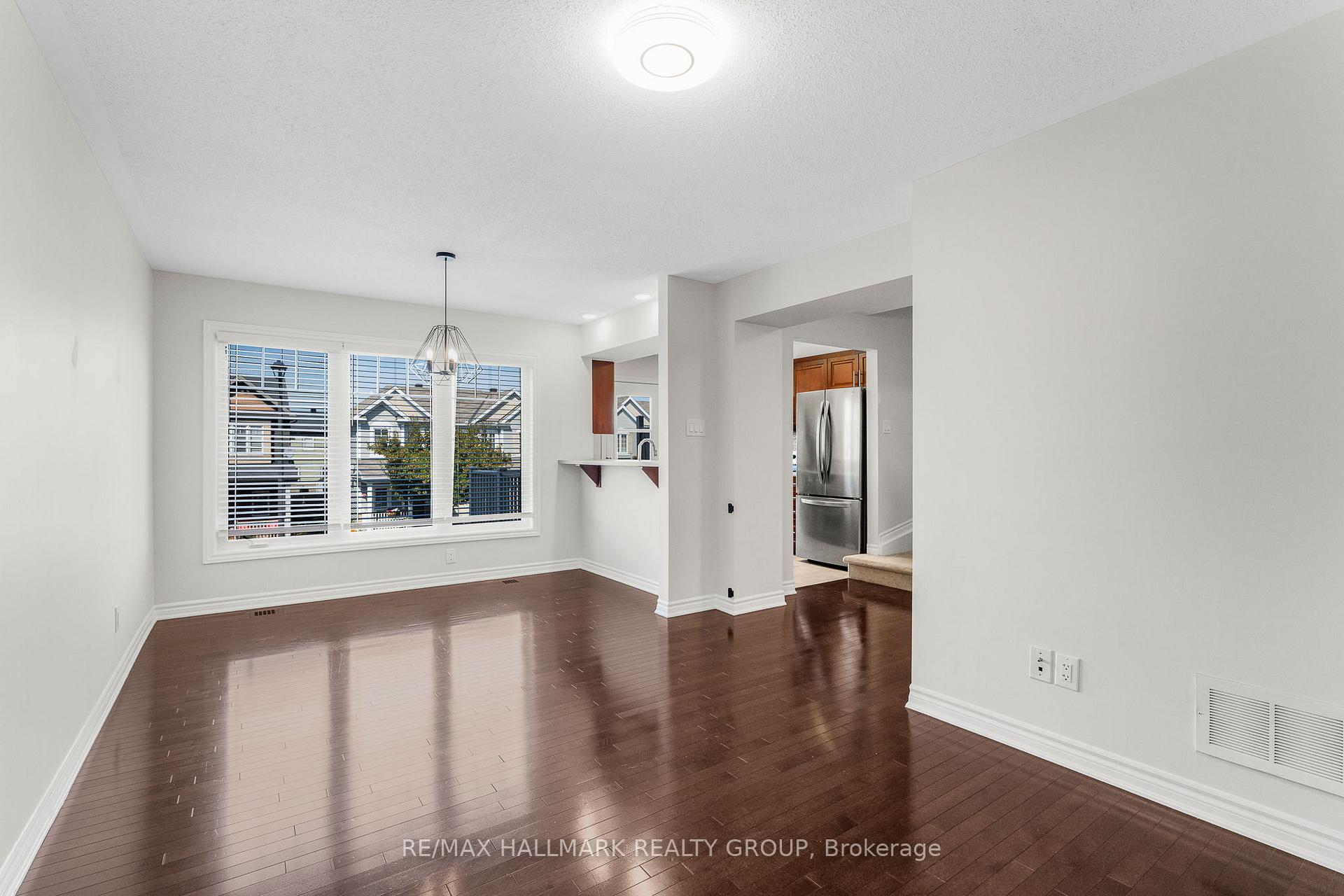Photo 12 of 110 Sunshine Crescent, Ottawa, Notting Hill/Summerside — HOMEH