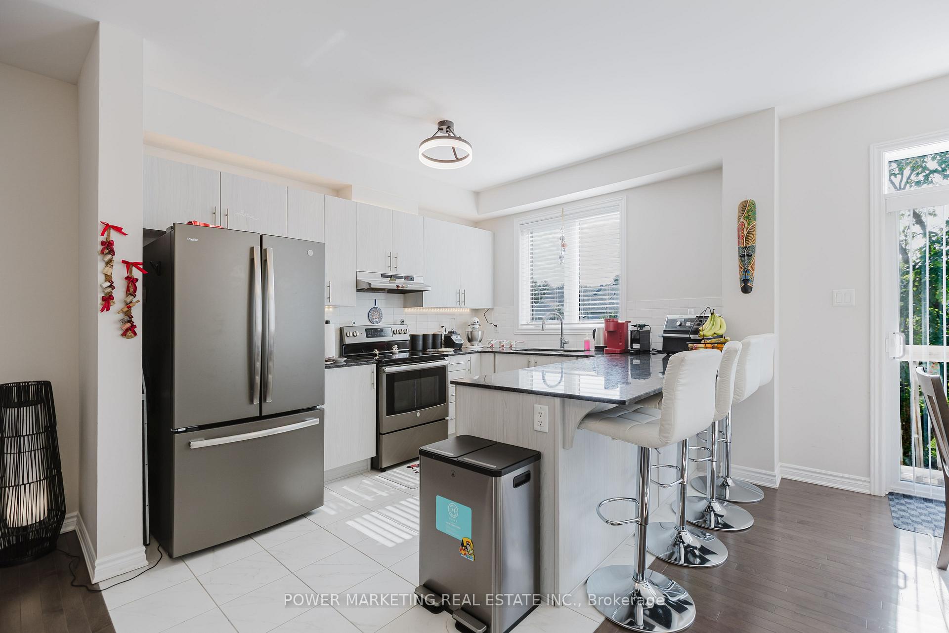 Photo 10 of 526 Ponthieu Circle, Ottawa, Chapel Hill South - Orleans Village — HOMEH