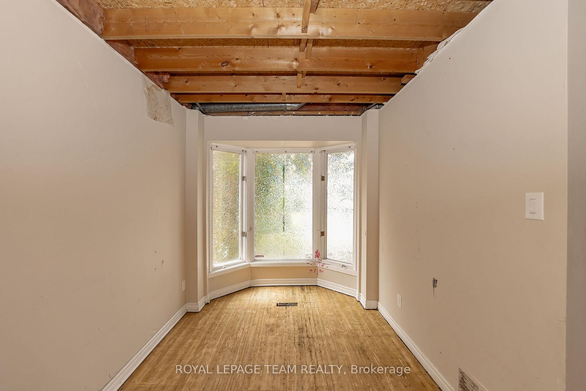 Photo 7 of 1843 Brousseau Crescent, Ottawa, Chateauneuf — HOMEH