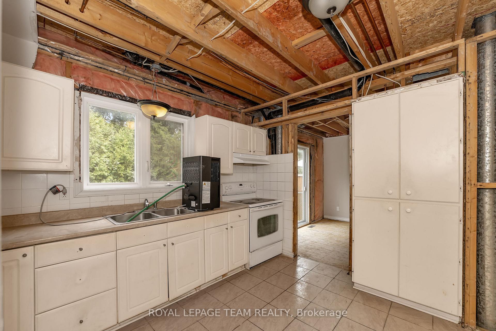 Photo 10 of 1843 Brousseau Crescent, Ottawa, Chateauneuf — HOMEH
