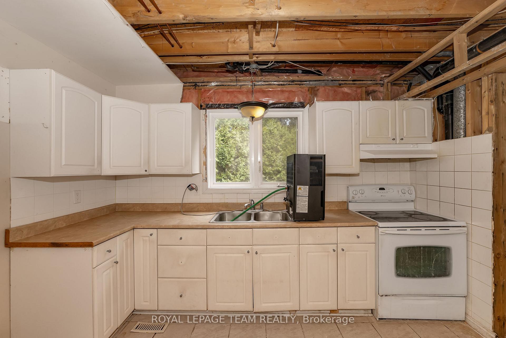 Photo 11 of 1843 Brousseau Crescent, Ottawa, Chateauneuf — HOMEH