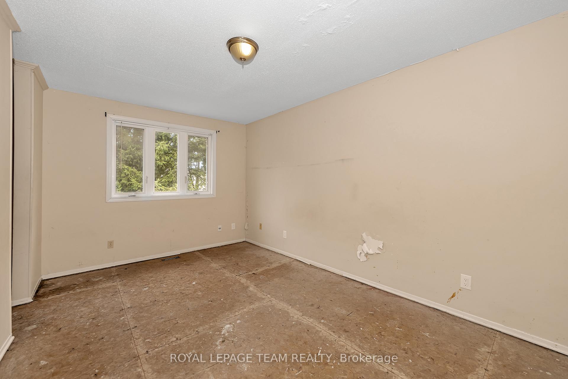 Photo 16 of 1843 Brousseau Crescent, Ottawa, Chateauneuf — HOMEH