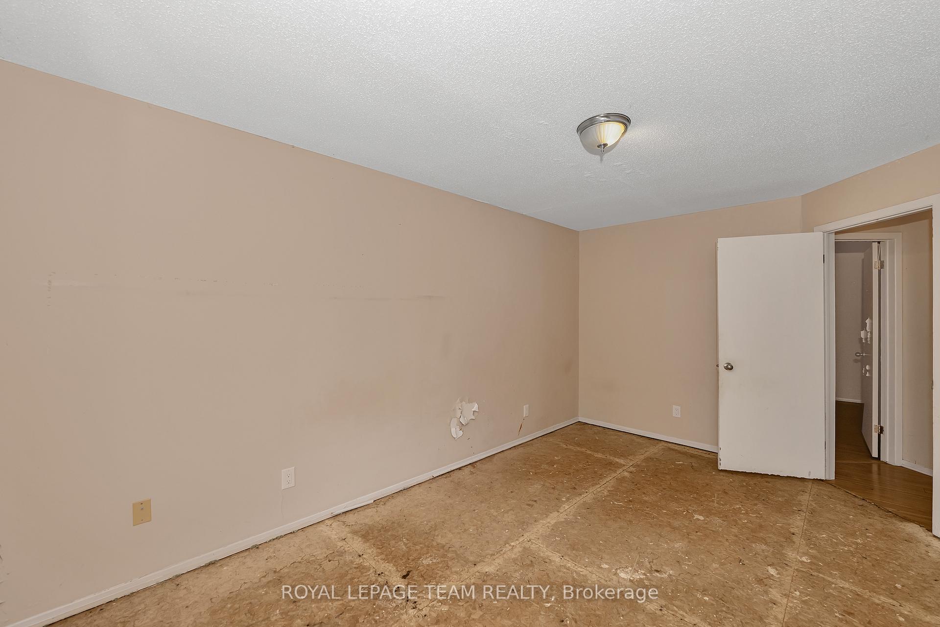 Photo 17 of 1843 Brousseau Crescent, Ottawa, Chateauneuf — HOMEH