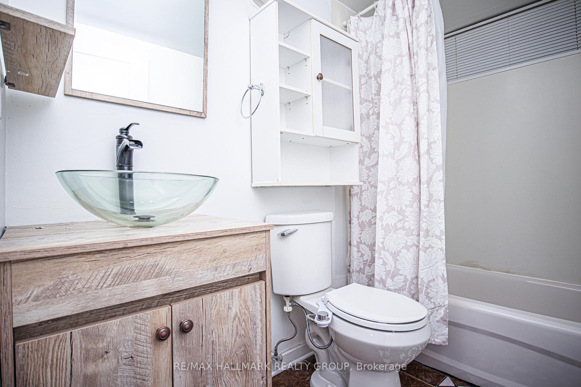 Photo 6 of Unit B, 359 Nagel Avenue, Ottawa, Bilberry Creek/Queenswood Heights — HOMEH