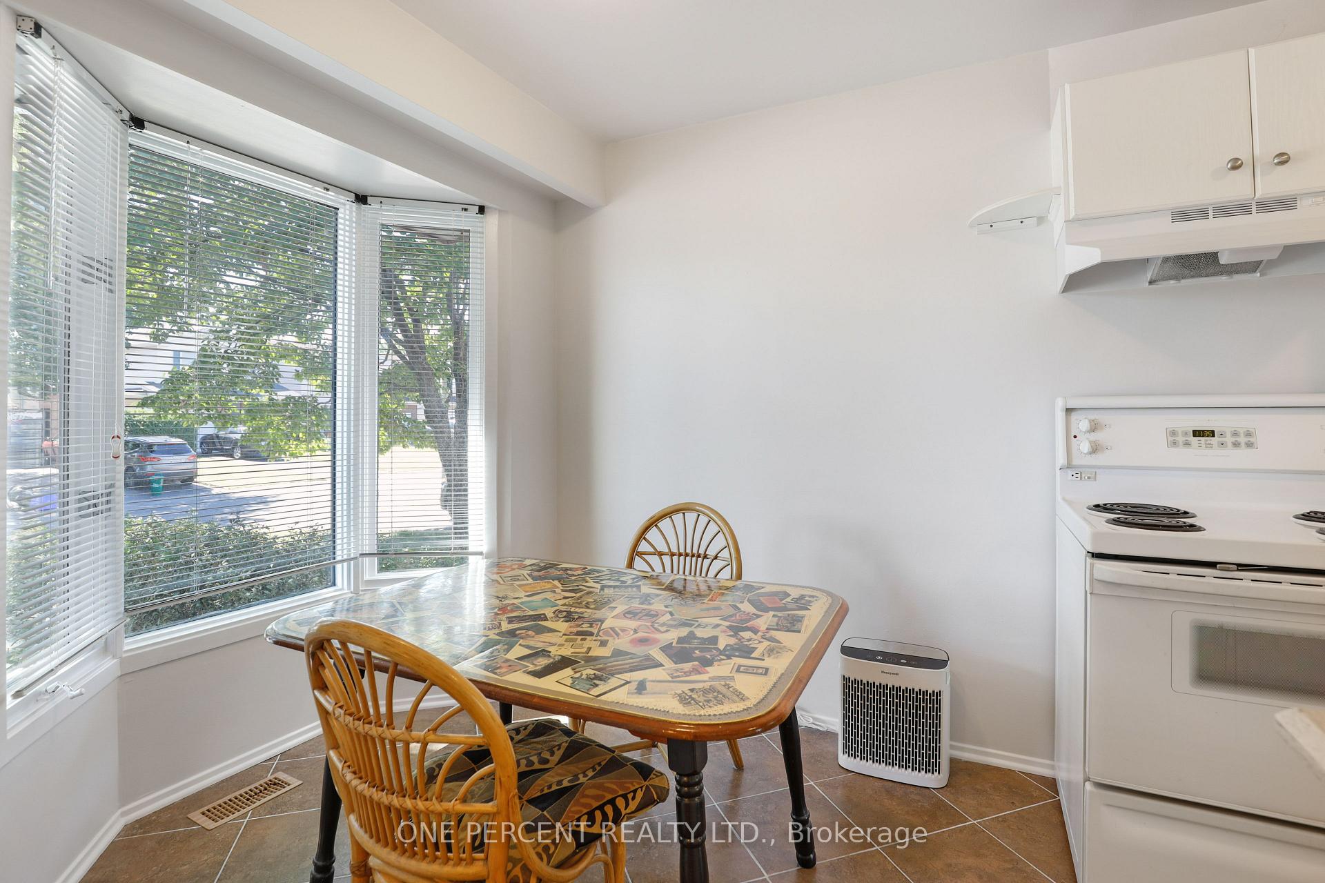 Photo 7 of 1051 Arrowhead Place, Ottawa, Convent Glen — HOMEH