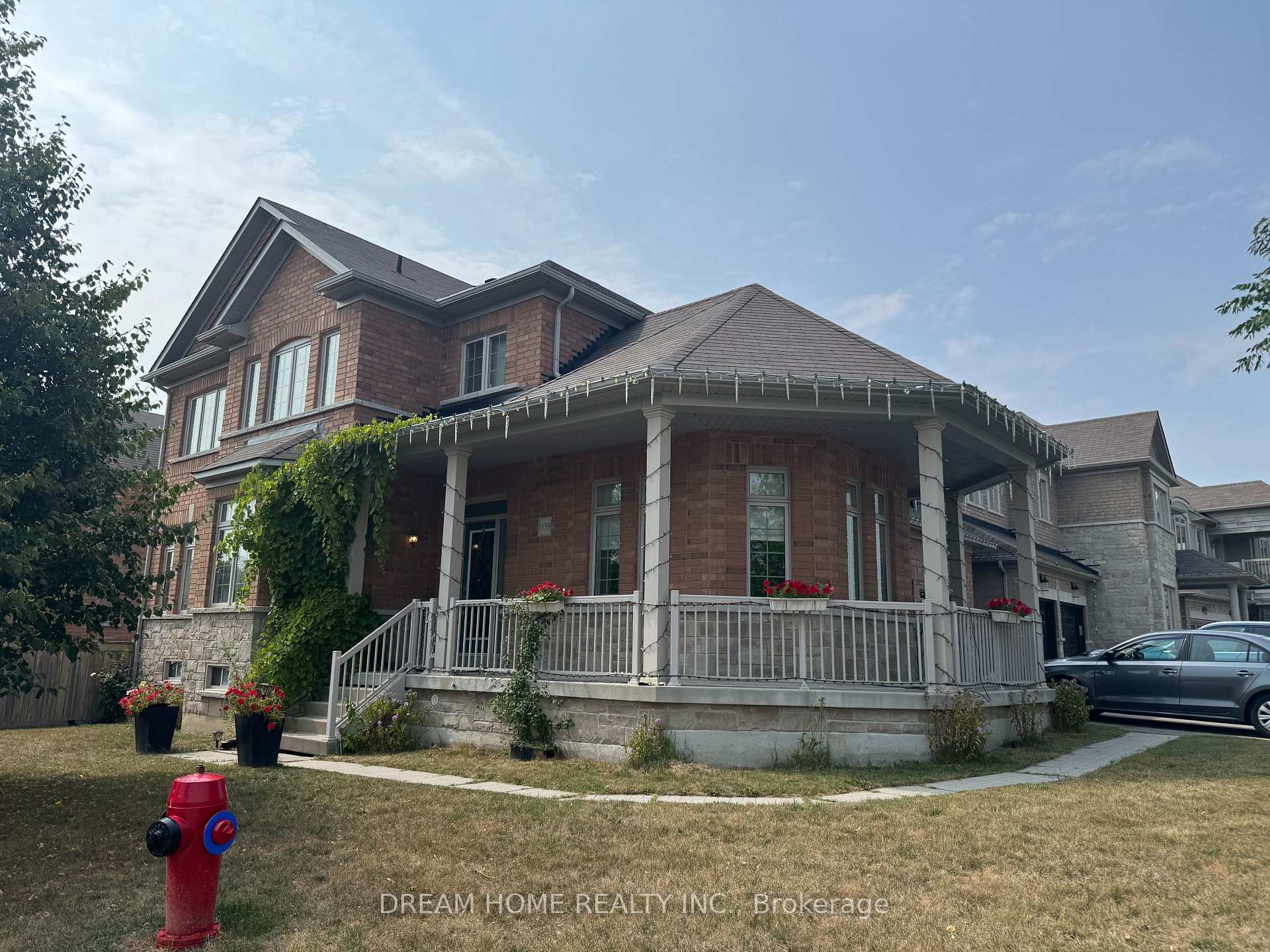 Front of 1139 Cenotaph Boulevard