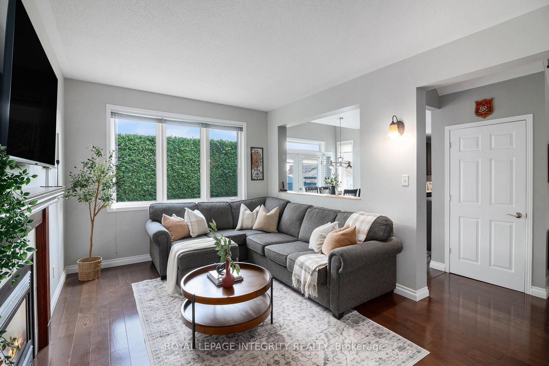 Photo 10 of 859 Como Crescent, Ottawa, Fallingbrook/Pineridge — HOMEH