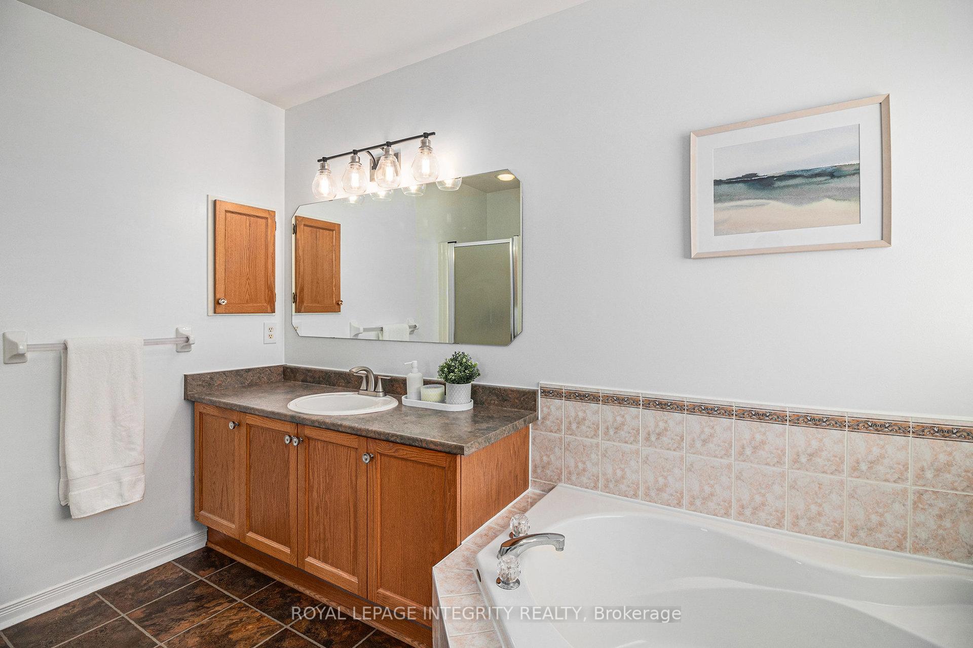 Photo 14 of 859 Como Crescent, Ottawa, Fallingbrook/Pineridge — HOMEH