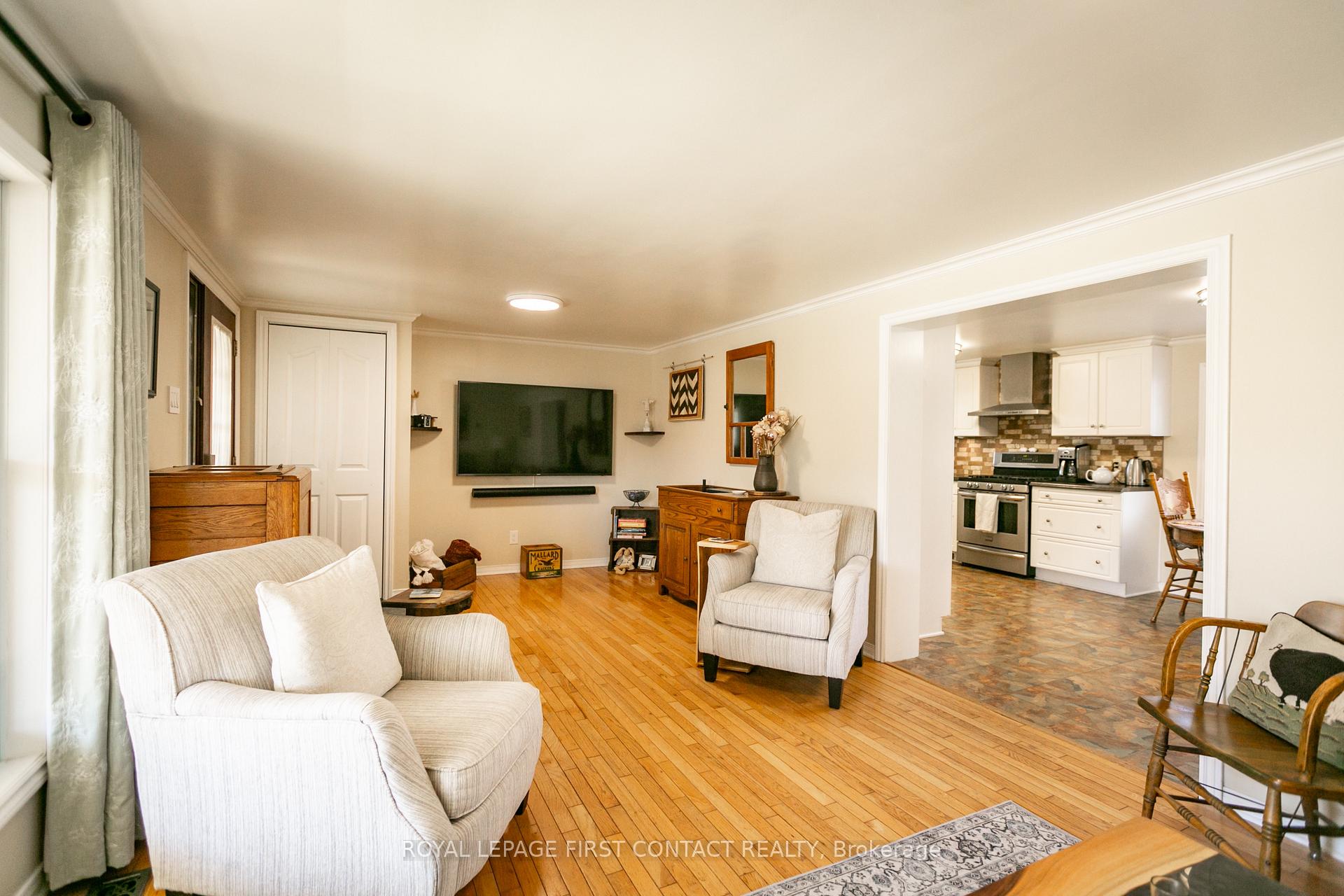 Photo 10 of 50 Calverley Street, Orillia — HOMEH