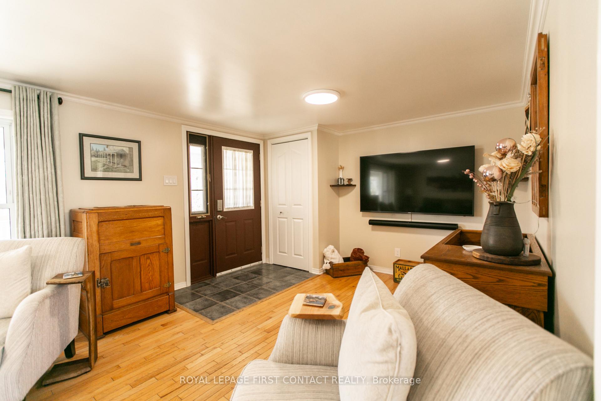 Photo 11 of 50 Calverley Street, Orillia — HOMEH