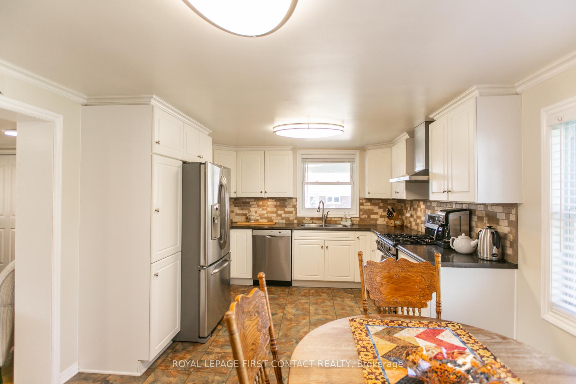Photo 15 of 50 Calverley Street, Orillia — HOMEH