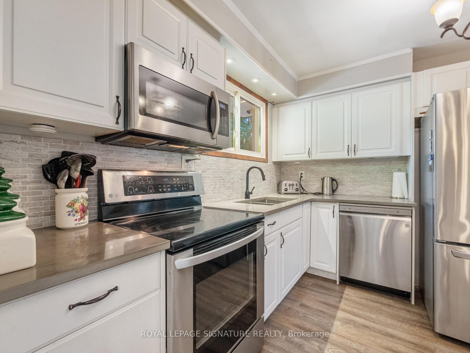 Photo 10 of 446 Bernhard Crescent, Oshawa, O'Neill — HOMEH