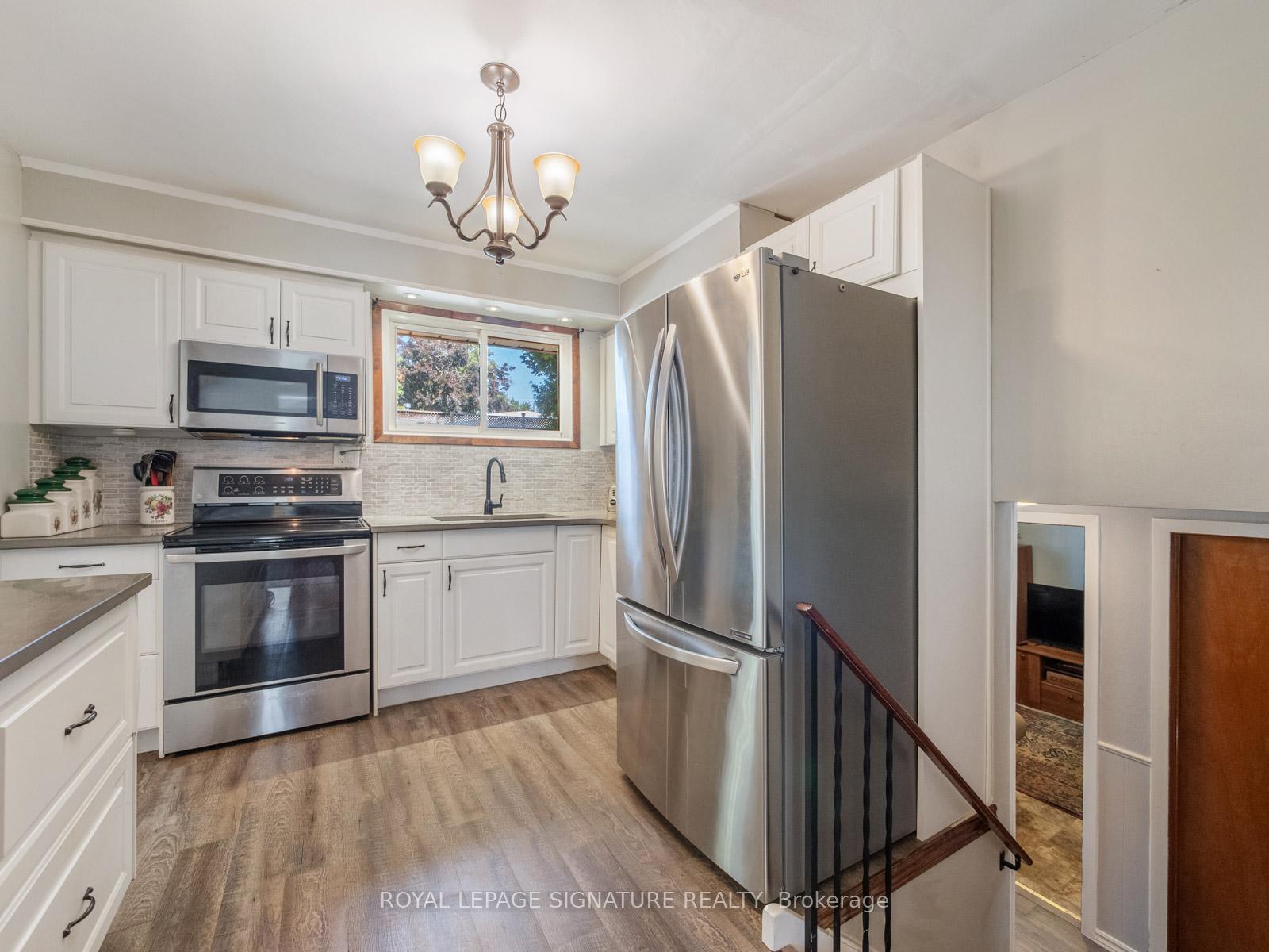 Photo 13 of 446 Bernhard Crescent, Oshawa, O'Neill — HOMEH