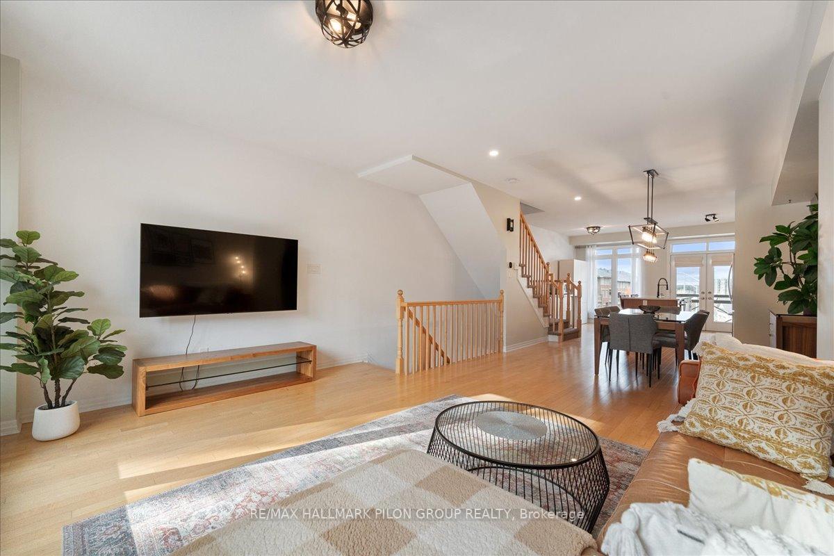 Photo 11 of 104 Lionel Private, Ottawa, Springridge/East Village — HOMEH