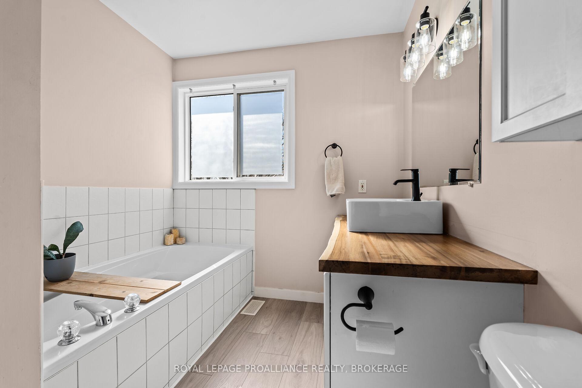 Photo 23 of 535 Freeman Crescent, Kingston, Kingston East (Incl Barret Crt) — HOMEH