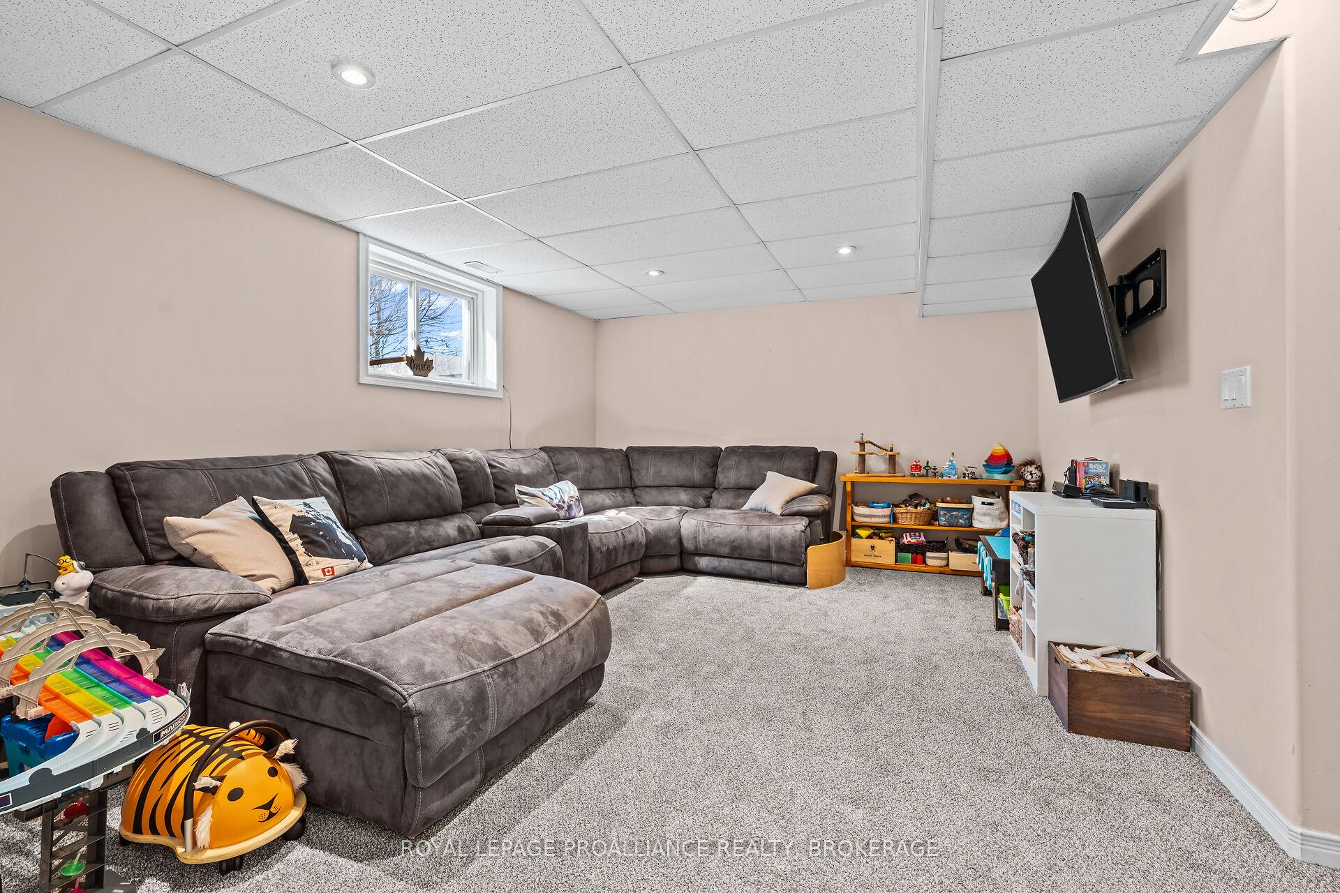 Photo 32 of 535 Freeman Crescent, Kingston, Kingston East (Incl Barret Crt) — HOMEH