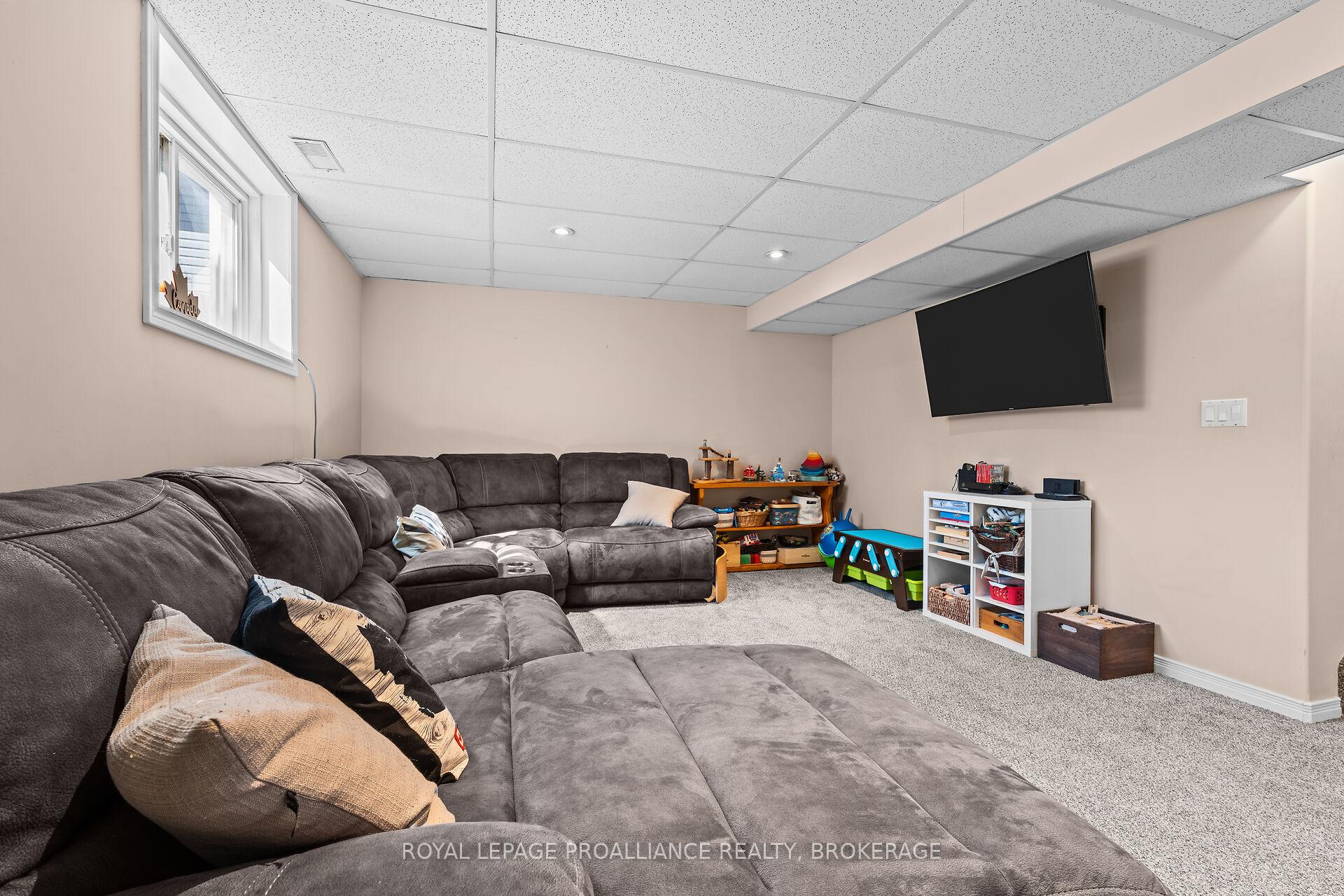Photo 33 of 535 Freeman Crescent, Kingston, Kingston East (Incl Barret Crt) — HOMEH