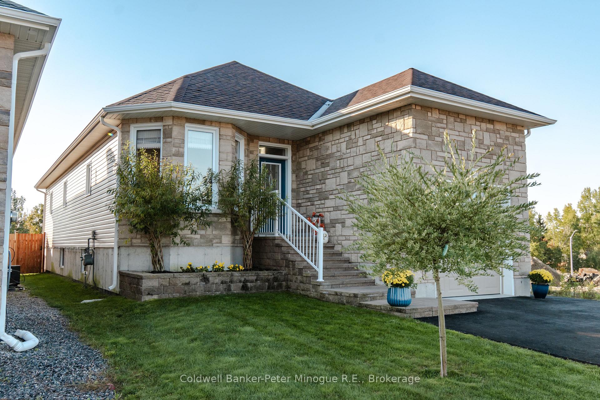 Photo 2 of 15 Frank Court, North Bay, Widdifield — HOMEH