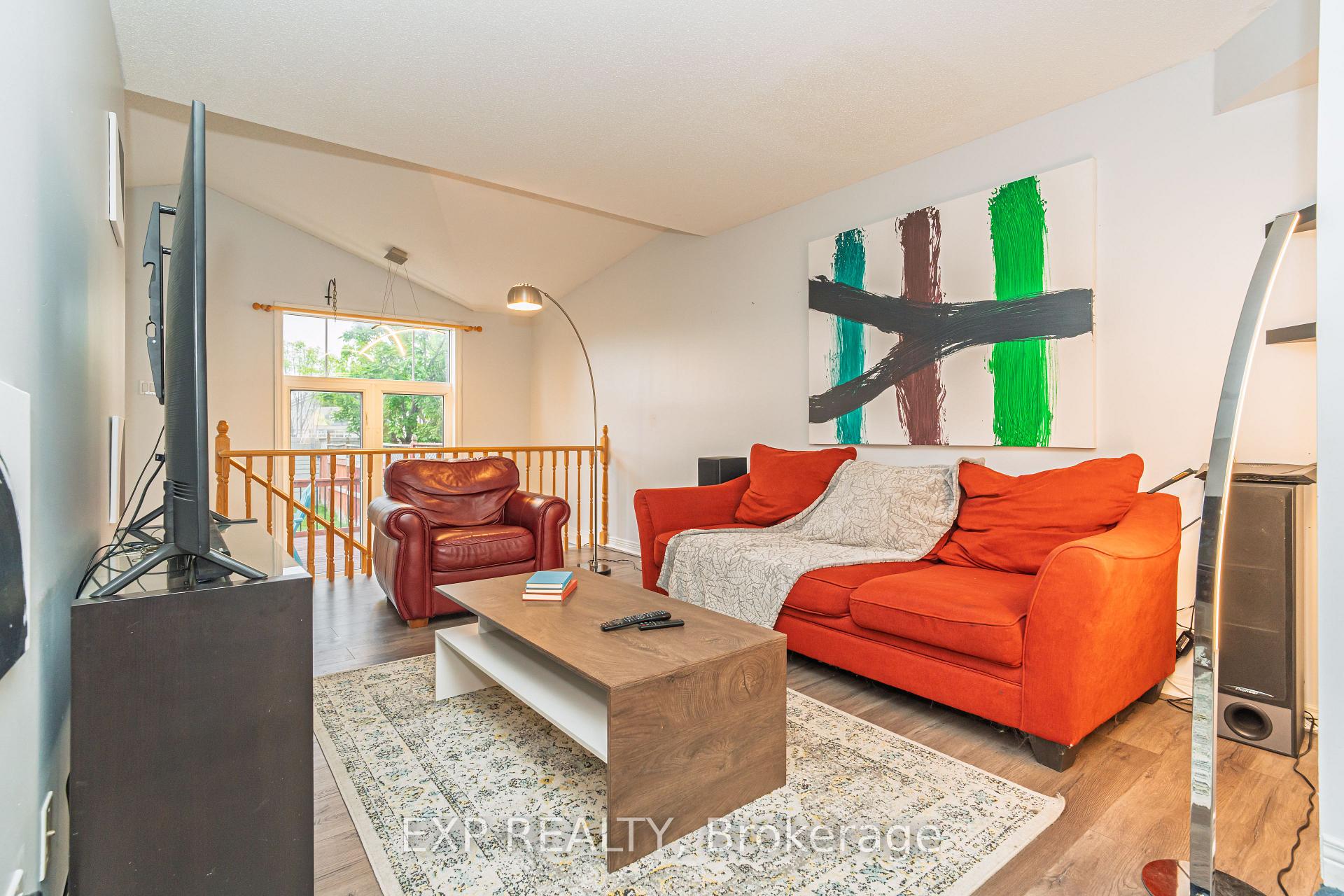 Photo 3 of 939 Markwick Crescent, Ottawa, Notting Hill/Summerside — HOMEH