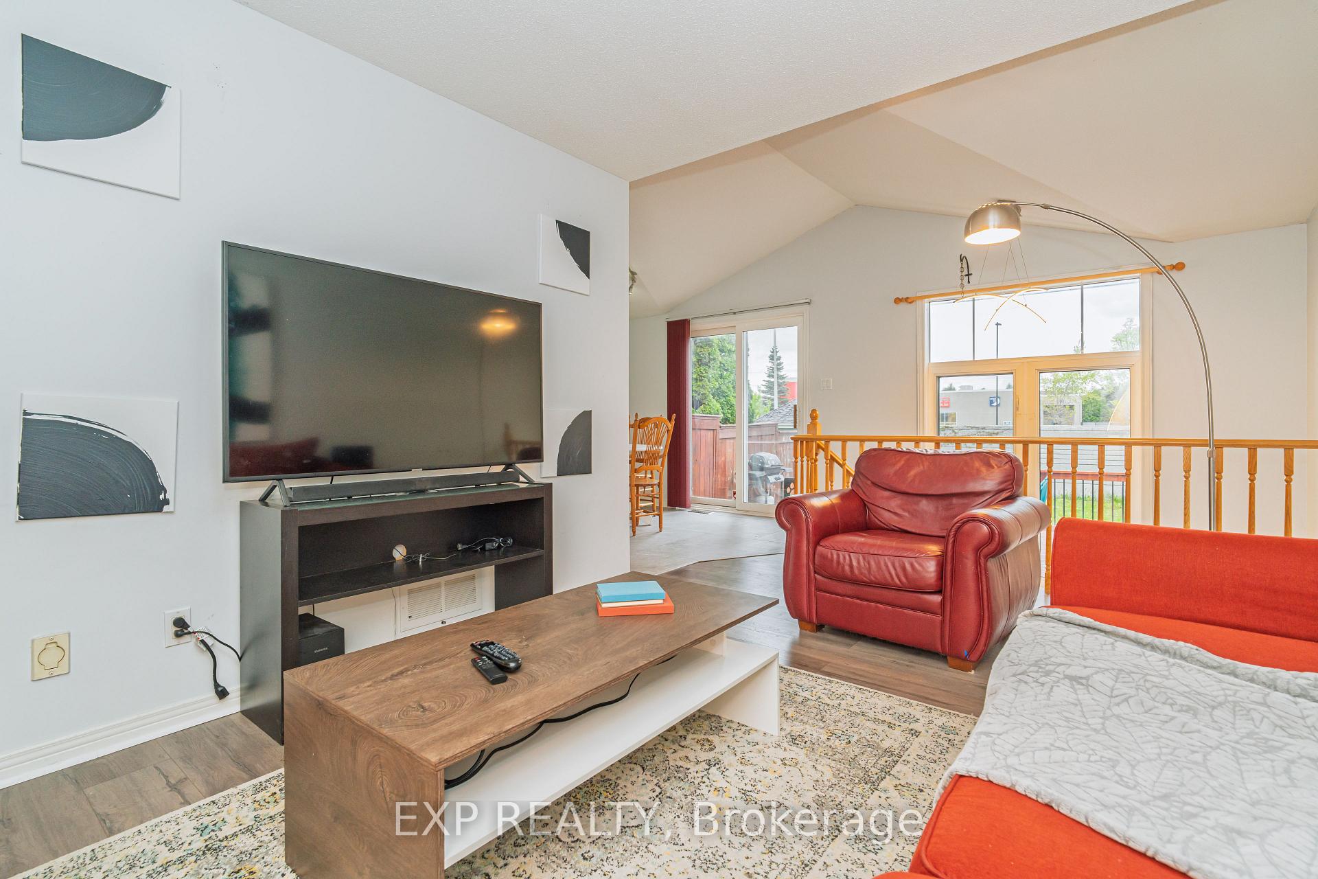 Photo 4 of 939 Markwick Crescent, Ottawa, Notting Hill/Summerside — HOMEH