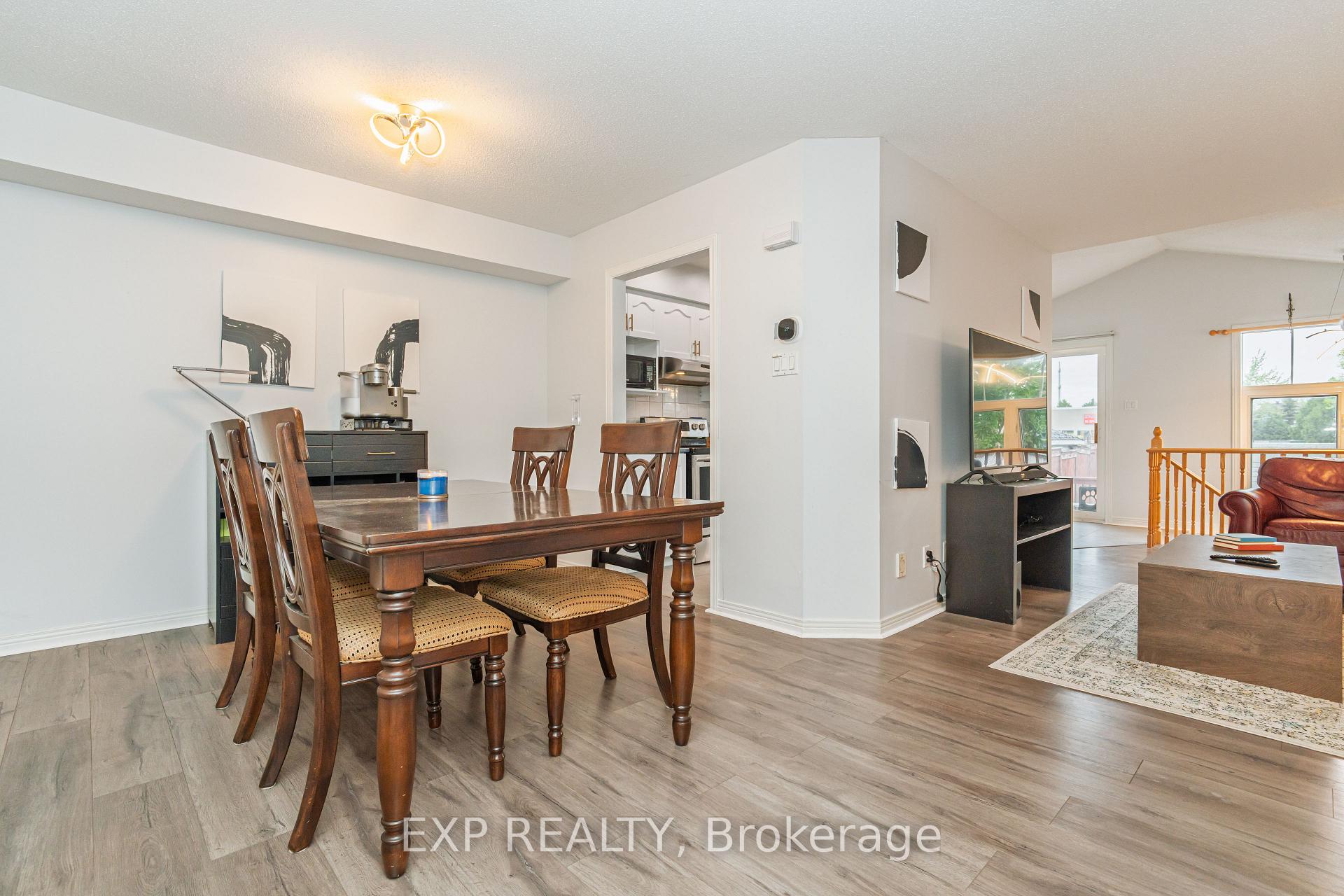 Photo 7 of 939 Markwick Crescent, Ottawa, Notting Hill/Summerside — HOMEH