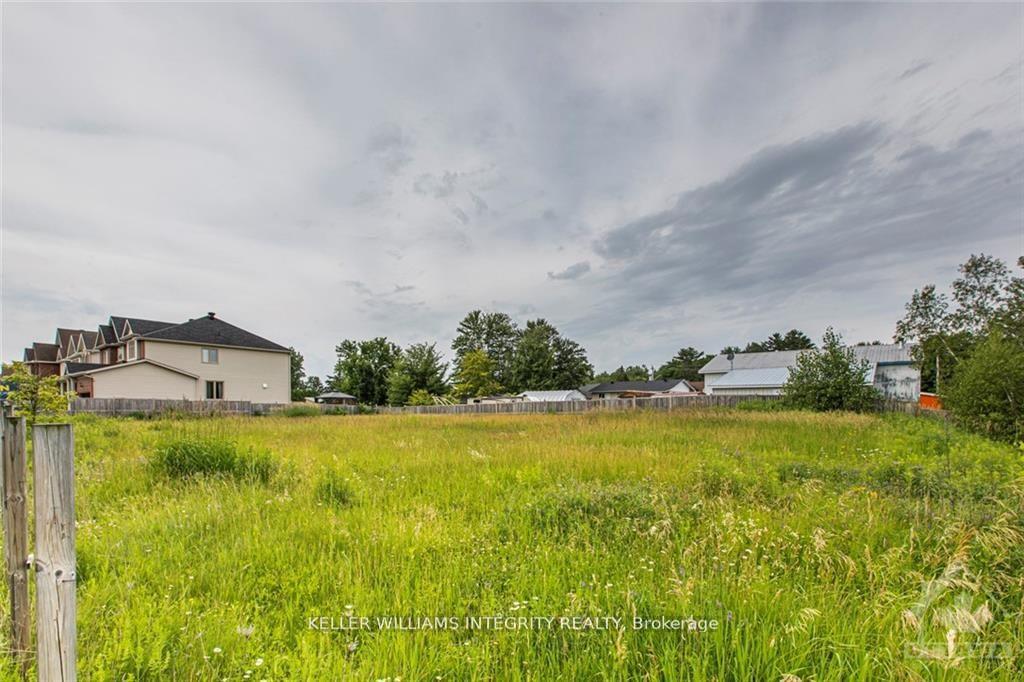 Photo 5 of 877 Contour Street, Ottawa, Mer Bleue/Bradley Estates/Anderson Park — HOMEH