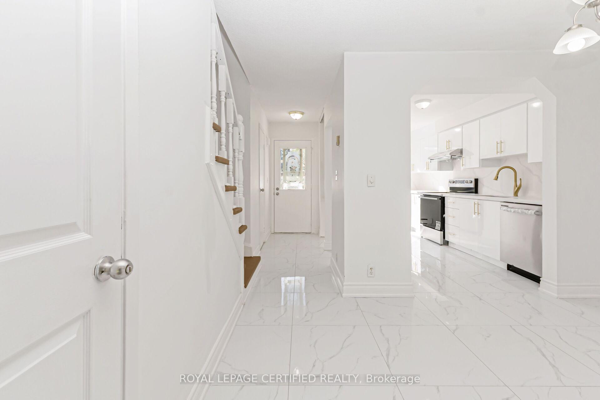 Photo 4 of 412 Pompano Court, Oshawa, Samac — HOMEH