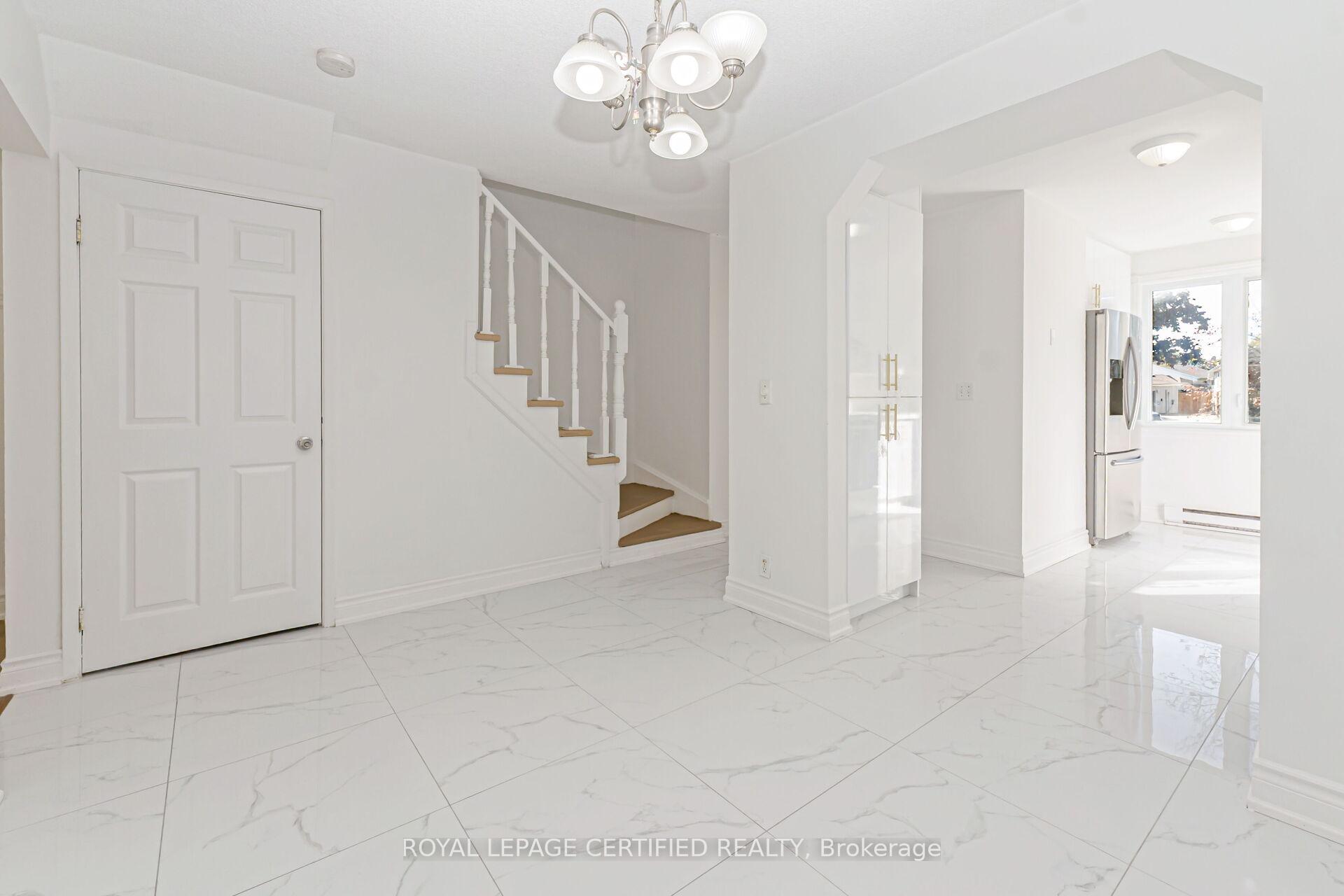 Photo 5 of 412 Pompano Court, Oshawa, Samac — HOMEH