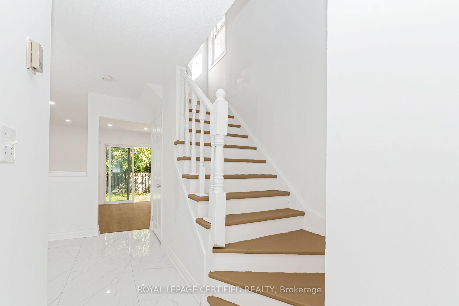 Photo 9 of 412 Pompano Court, Oshawa, Samac — HOMEH