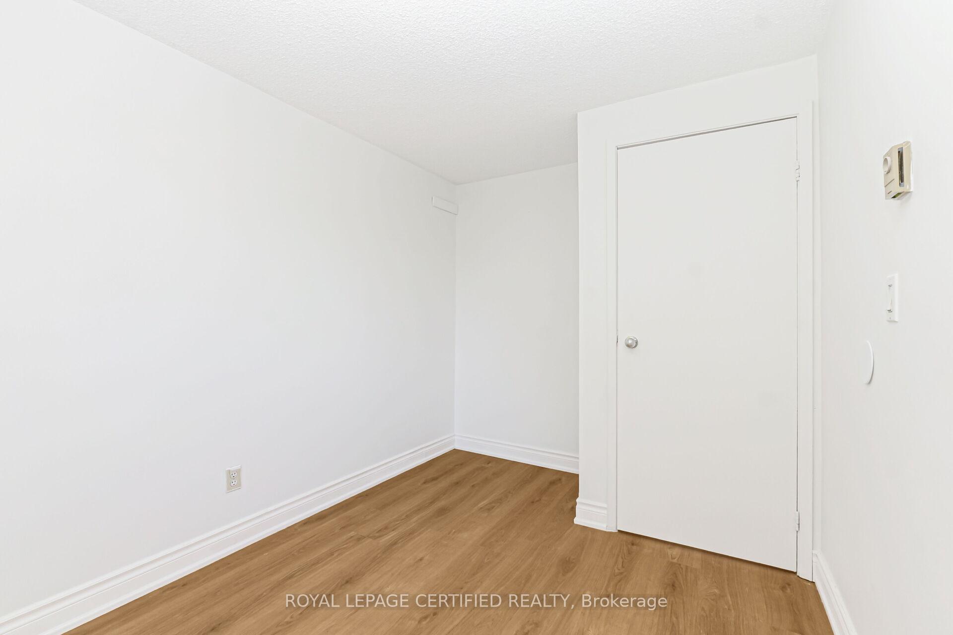 Photo 18 of 412 Pompano Court, Oshawa, Samac — HOMEH