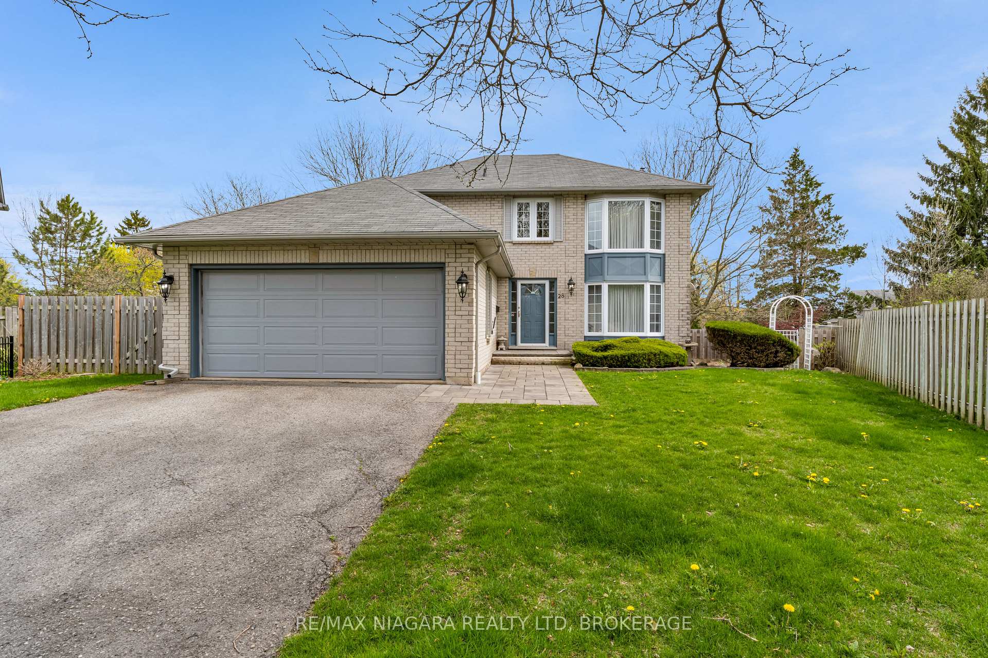 Photo 2 of 28 Woodside Square, Pelham, Fonthill — HOMEH