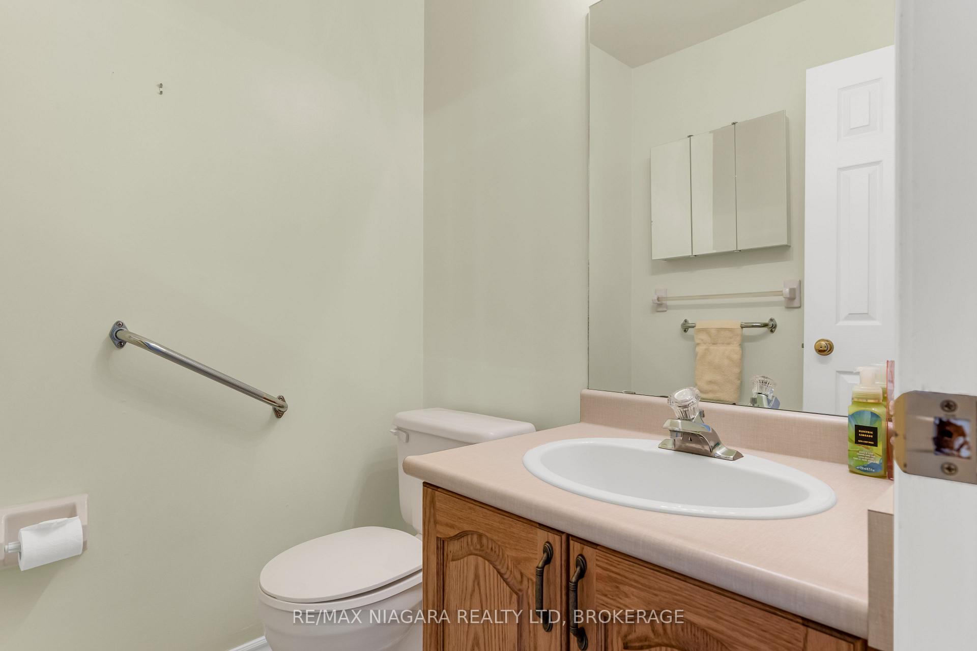 Photo 5 of 28 Woodside Square, Pelham, Fonthill — HOMEH