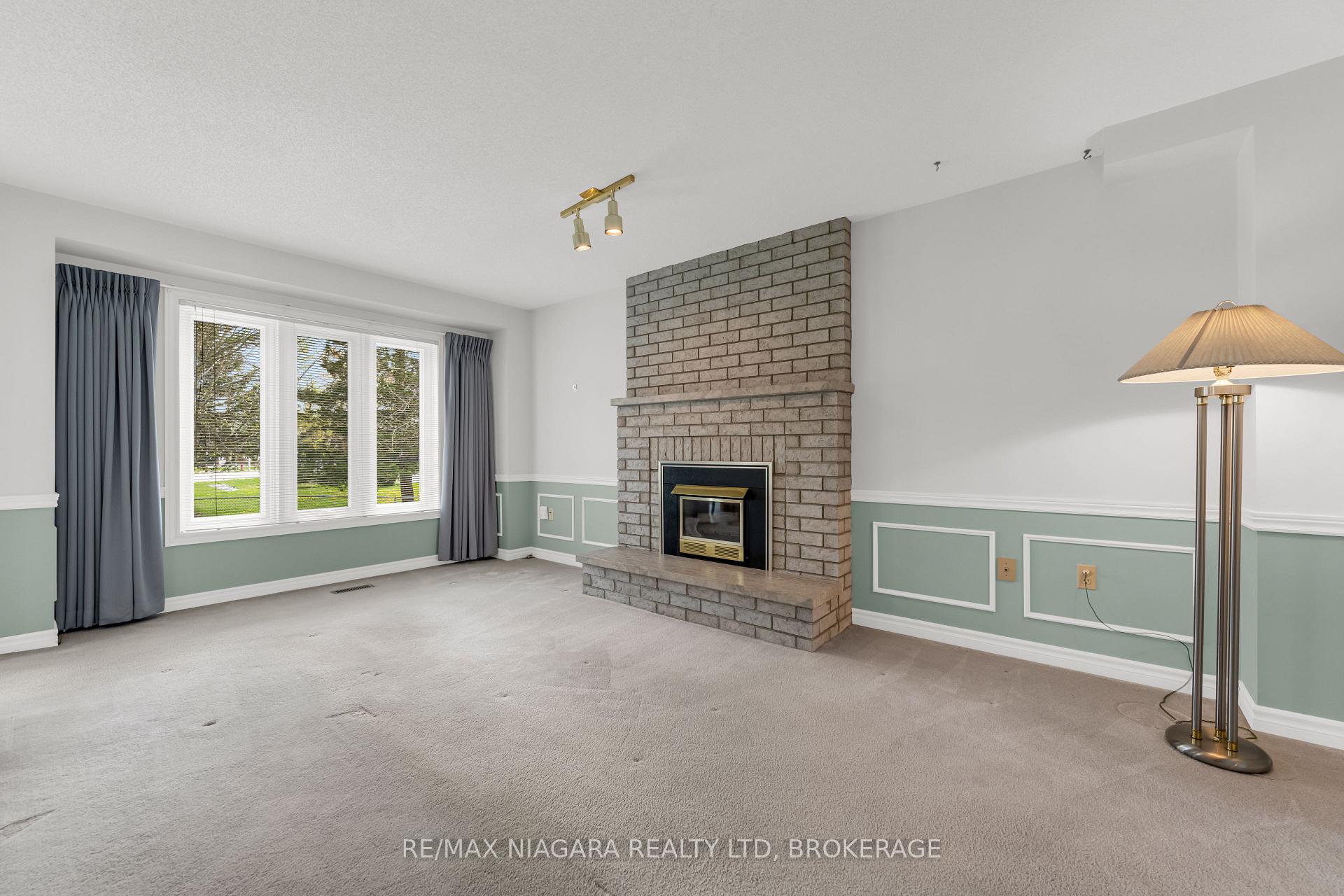 Photo 10 of 28 Woodside Square, Pelham, Fonthill — HOMEH