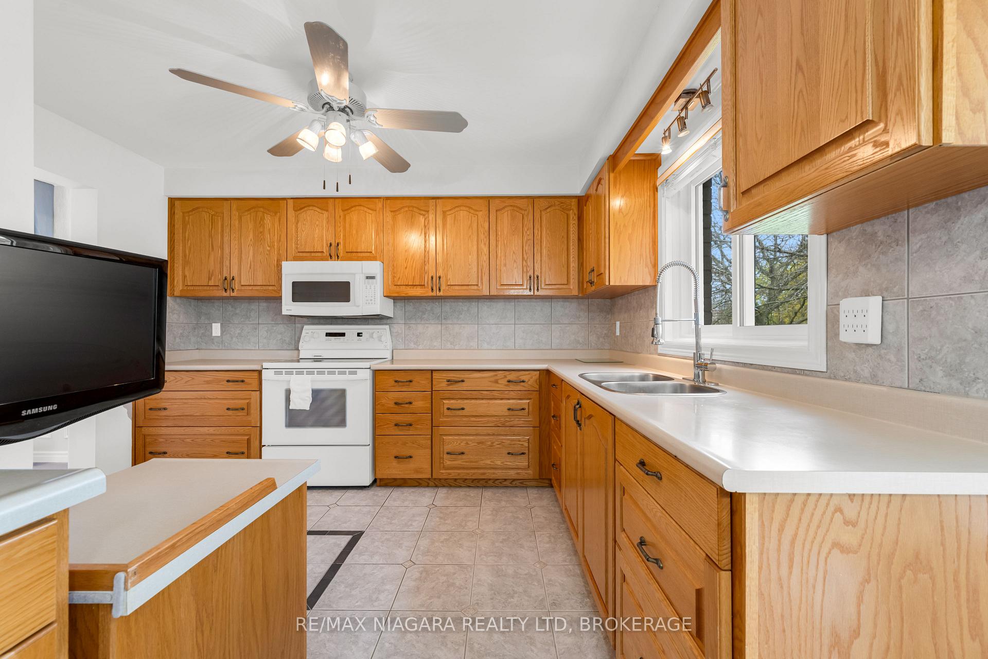 Photo 13 of 28 Woodside Square, Pelham, Fonthill — HOMEH