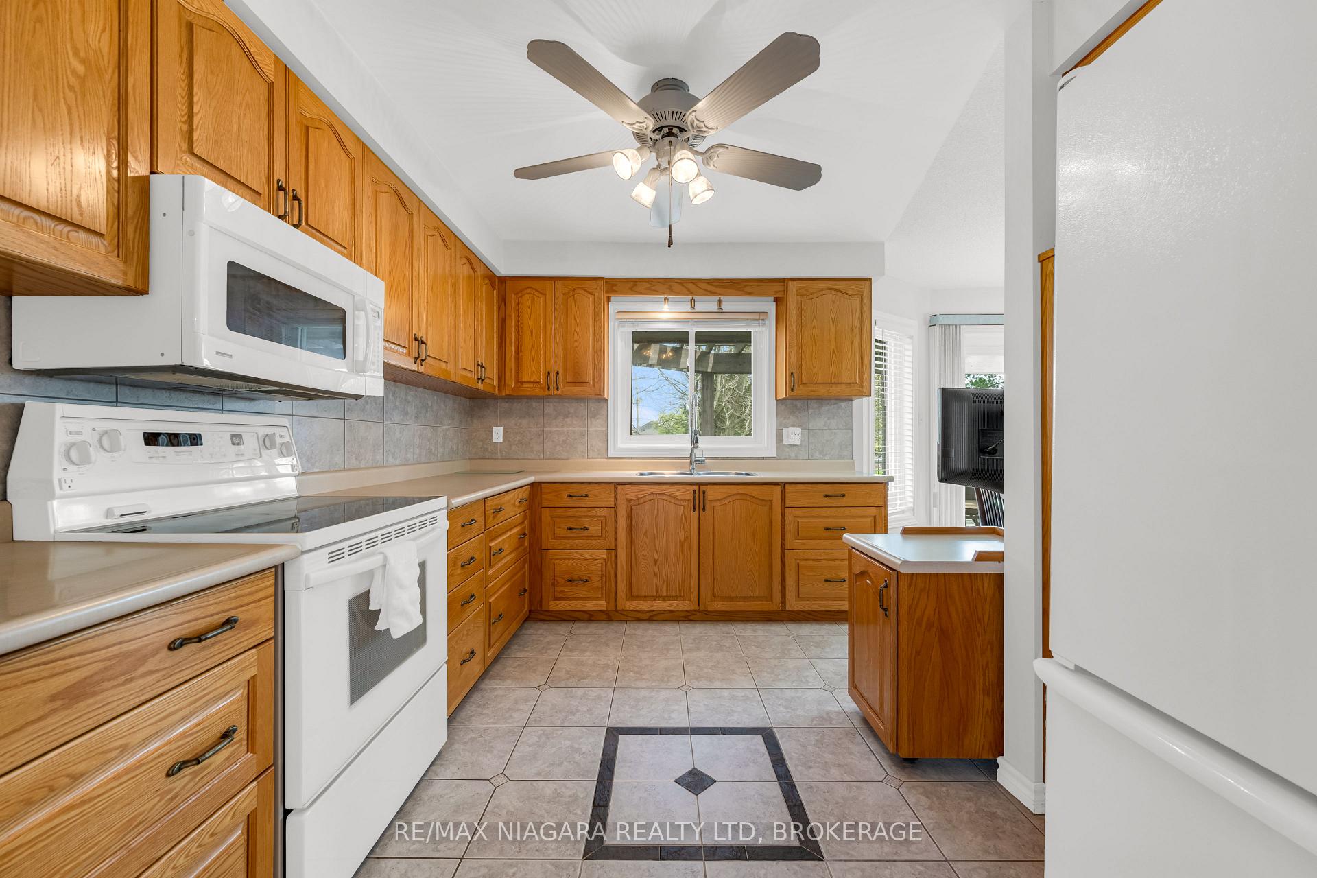 Photo 14 of 28 Woodside Square, Pelham, Fonthill — HOMEH