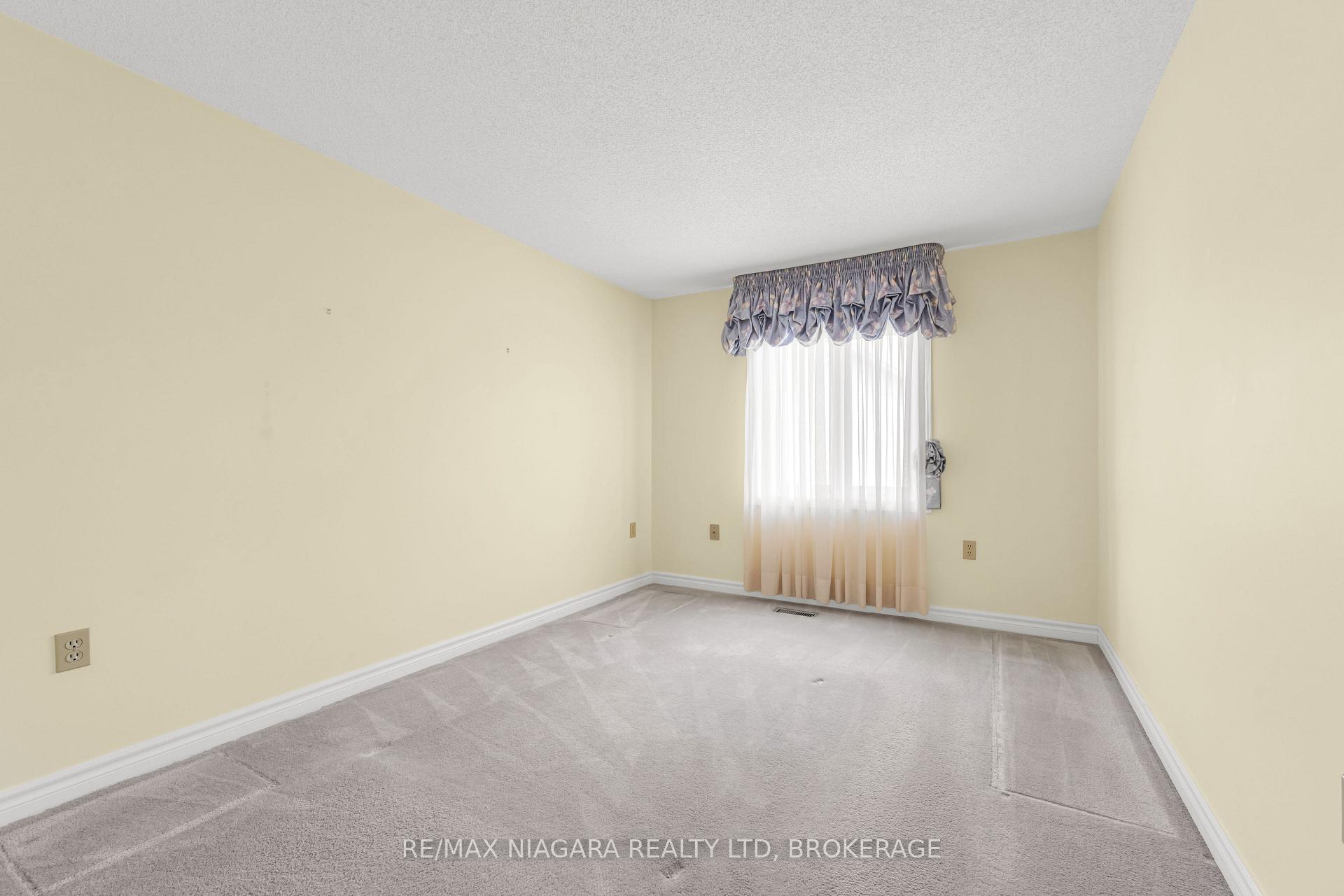 Photo 17 of 28 Woodside Square, Pelham, Fonthill — HOMEH