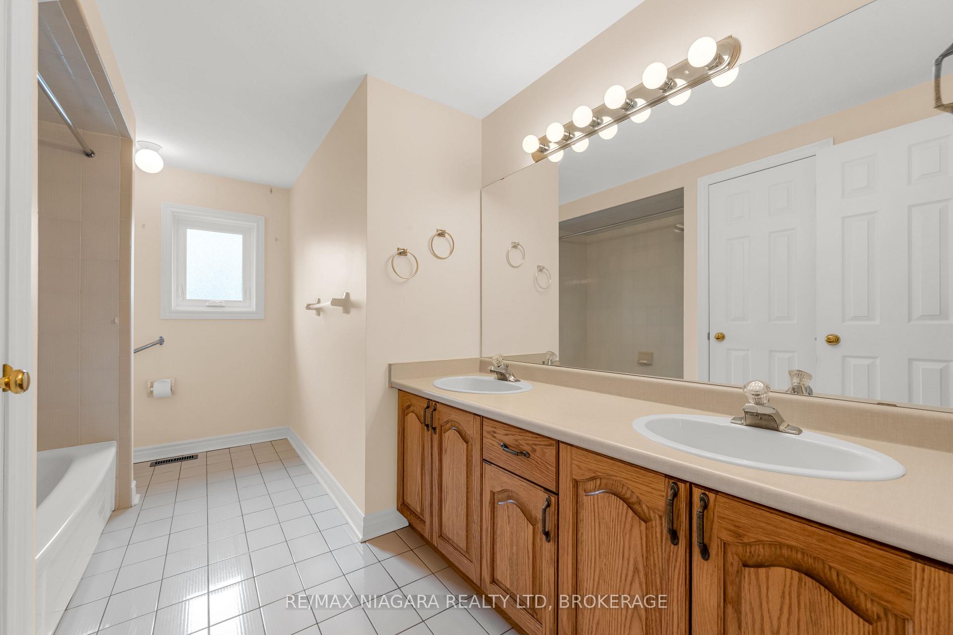 Photo 24 of 28 Woodside Square, Pelham, Fonthill — HOMEH