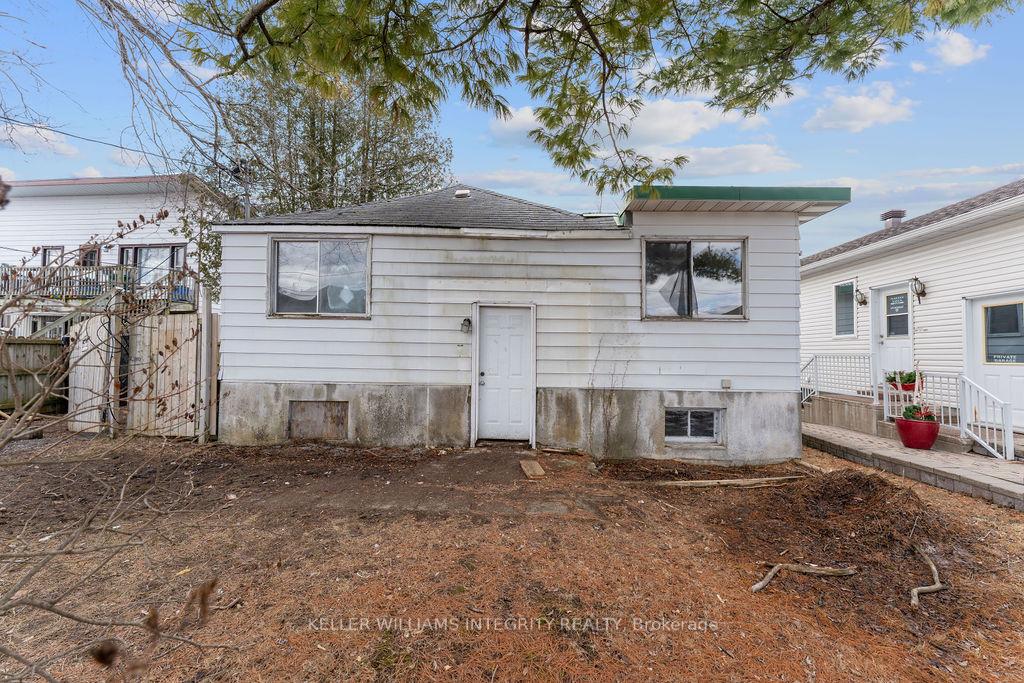Front of 924 Beauchamp Avenue