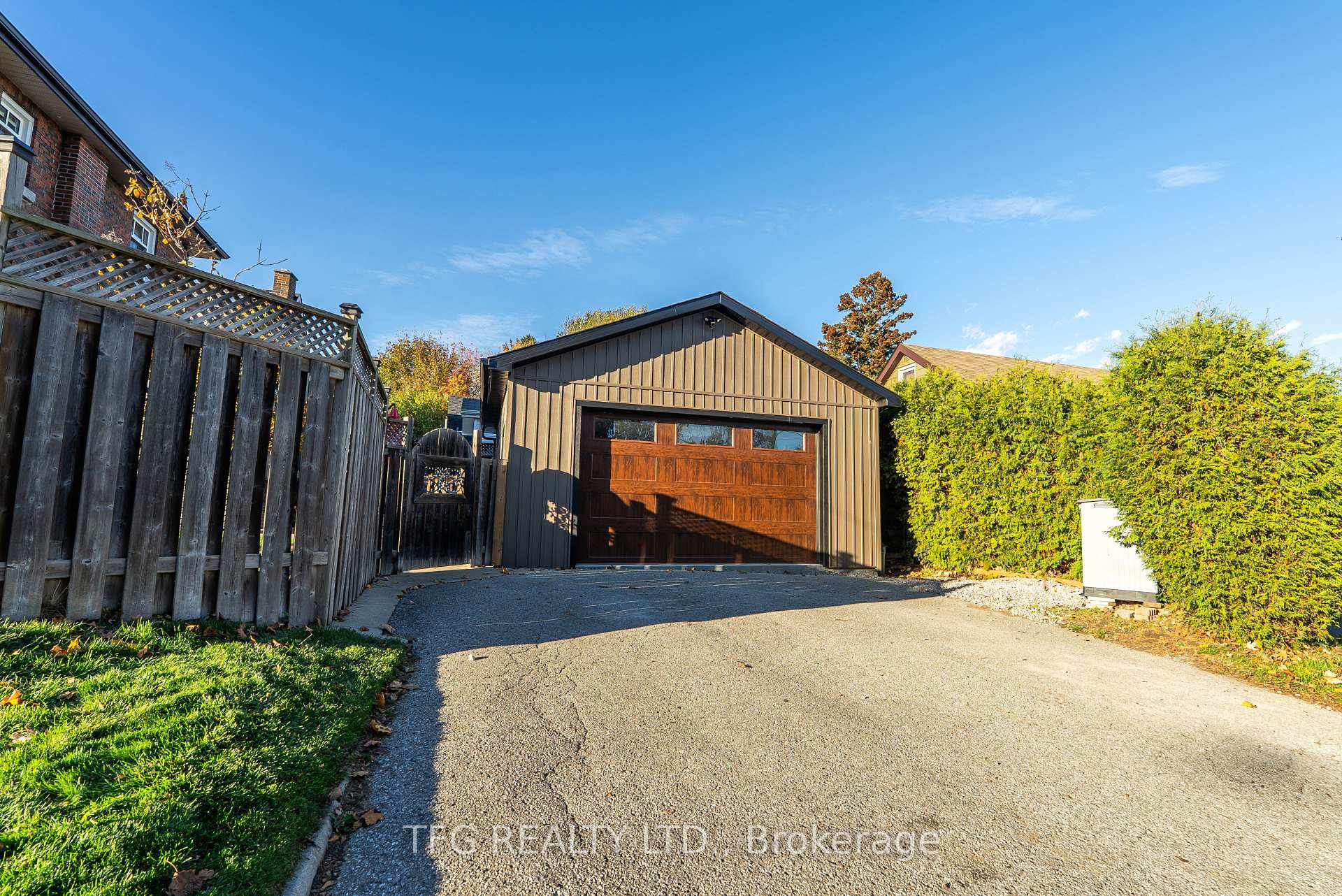Photo 2 of 131 Roxborough Avenue, Oshawa, O'Neill — HOMEH