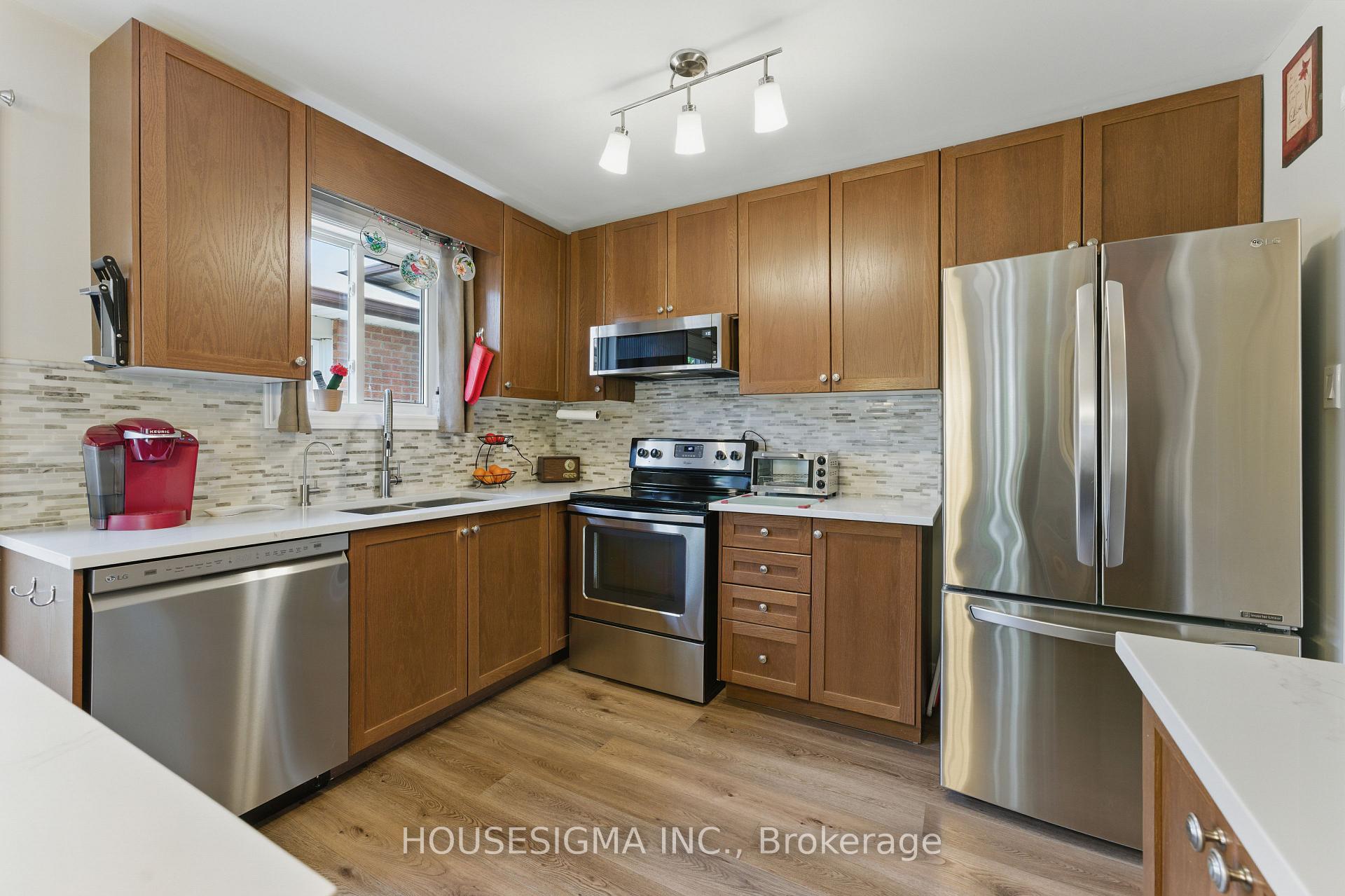 Photo 15 of 770 Applewood Crescent, Milton, Dorset Park — HOMEH