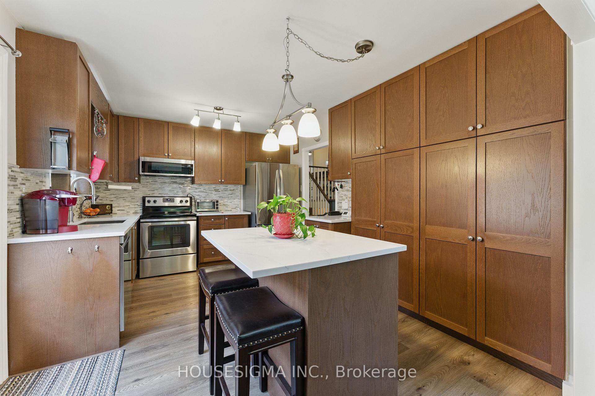 Photo 18 of 770 Applewood Crescent, Milton, Dorset Park — HOMEH