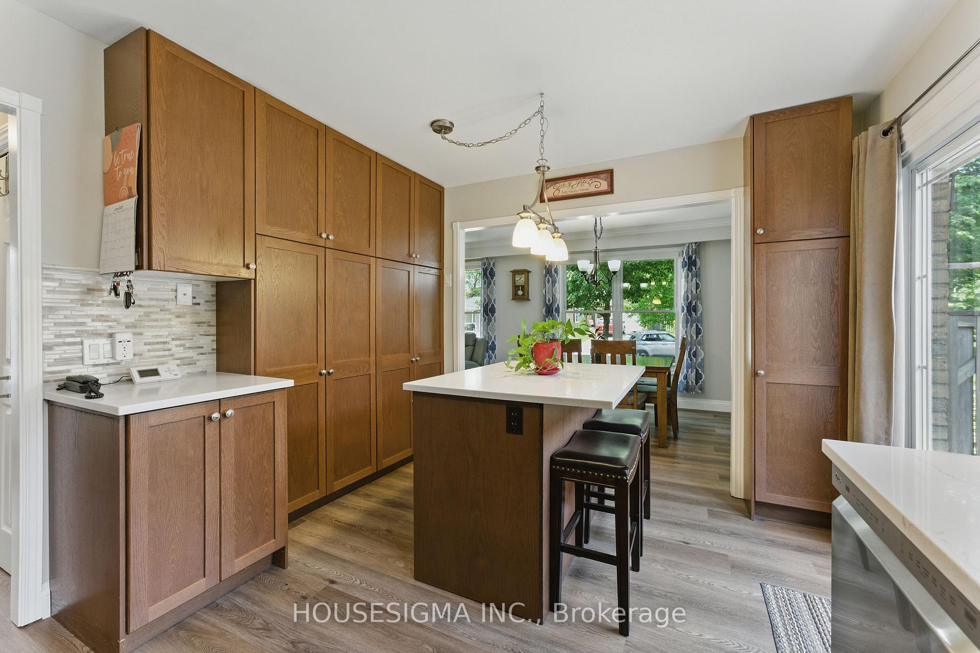 Photo 4 of 770 Applewood Crescent, Milton, Dorset Park — HOMEH